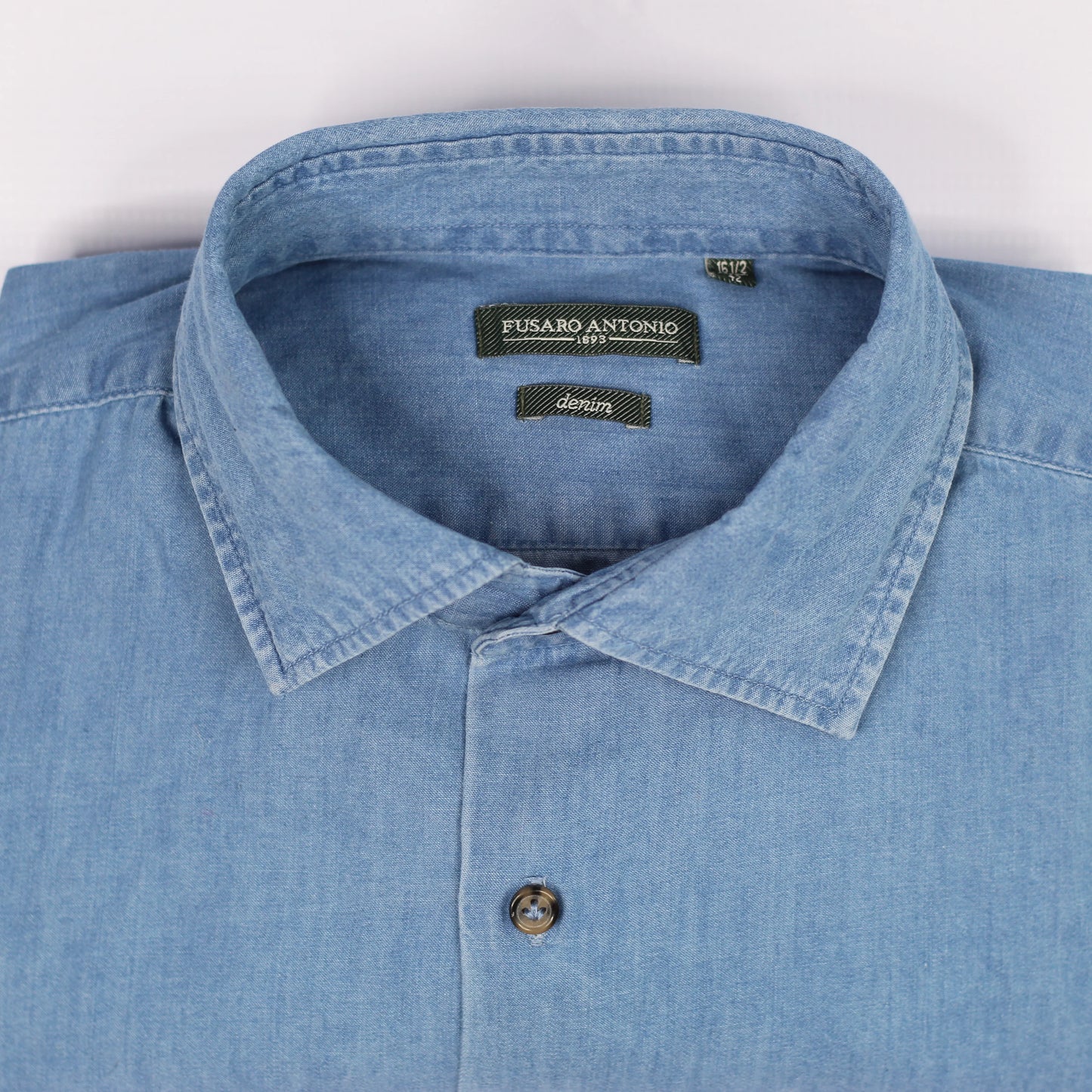 Shop Fusaro Antonio men's cotton shirt in light denim (CA25000) or browse our range of men's Italian clothing and shoes in leather in-store at Aliverti Cape Town, or shop online. We deliver in South Africa & offer multiple payment plans as well as accept multiple safe & secure payment methods.