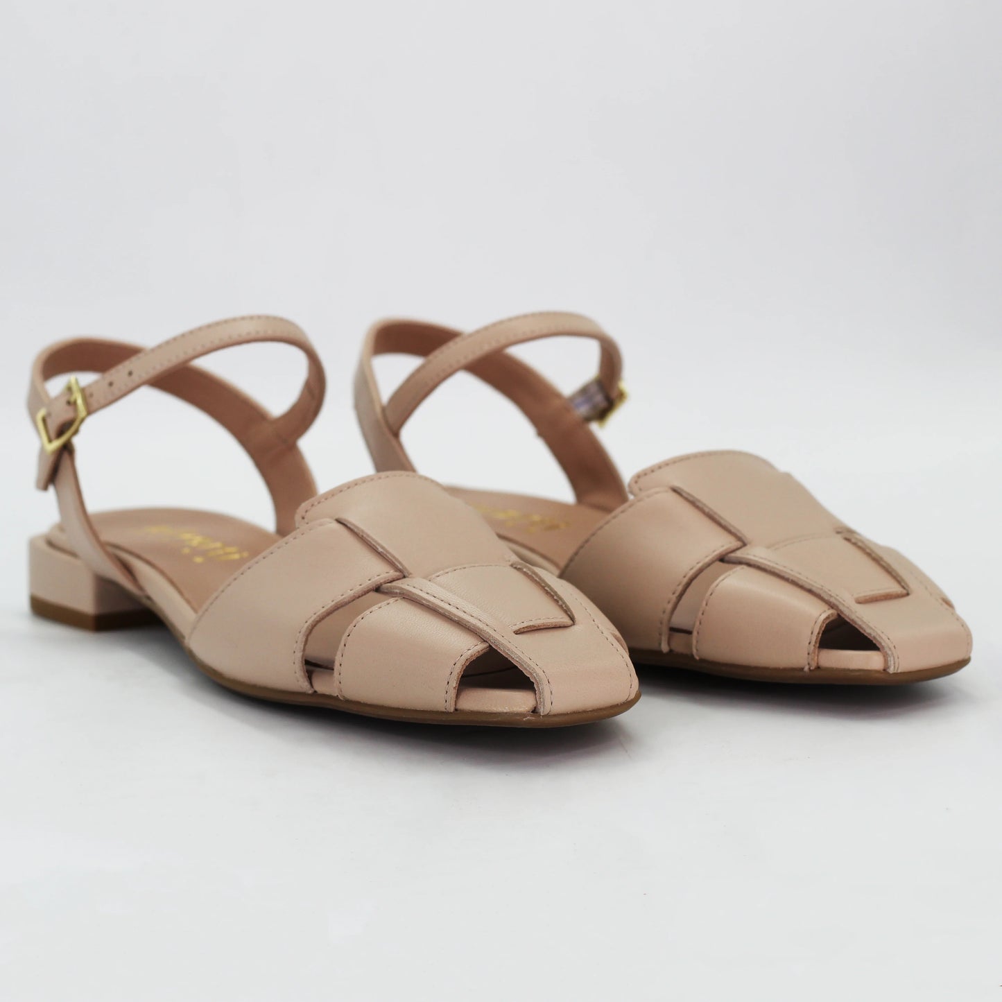 Shop women's woven sandal in calf leather mousse nude (Daria36) or browse our range of men's Italian clothing and shoes in leather in-store at Aliverti Cape Town, or shop online. We deliver in South Africa & offer multiple payment plans as well as accept multiple safe & secure payment methods.