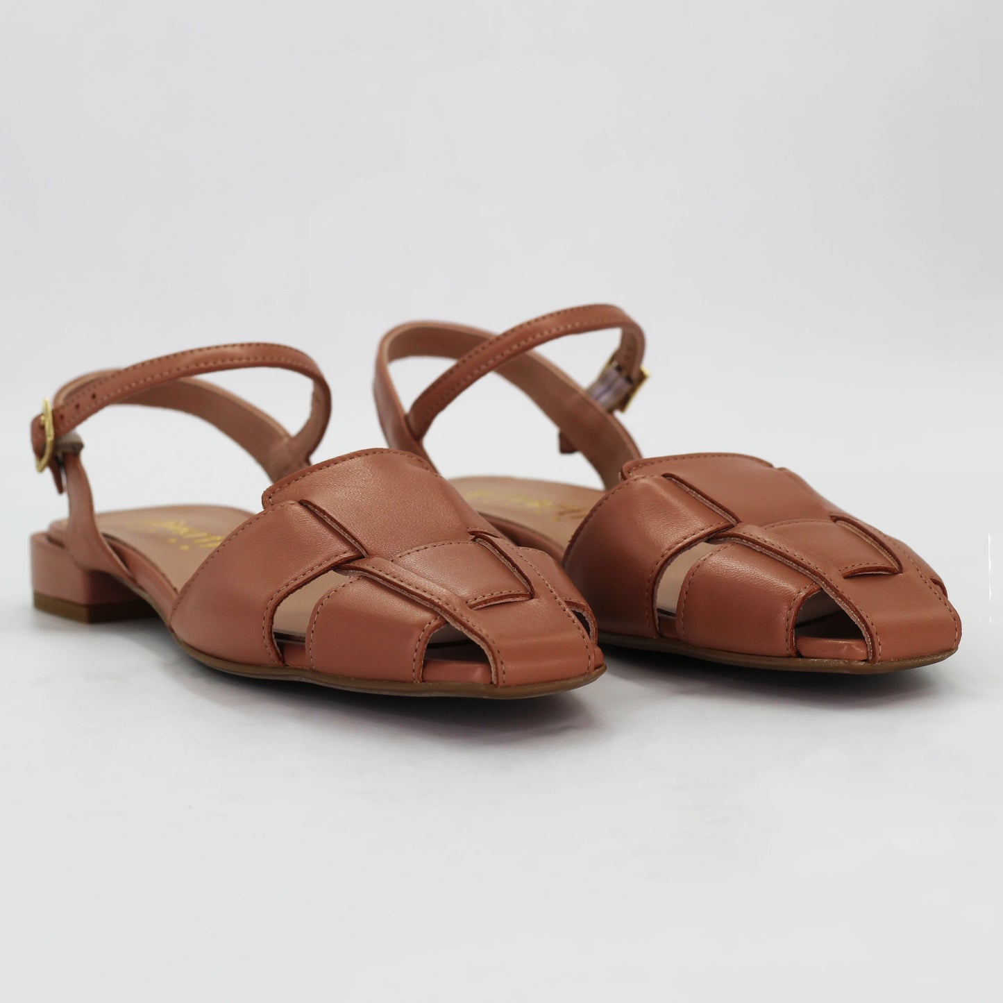 Shop women's woven sandal in calf leather praline light brown (Daria36) or browse our range of men's Italian clothing and shoes in leather in-store at Aliverti Cape Town, or shop online. We deliver in South Africa & offer multiple payment plans as well as accept multiple safe & secure payment methods.