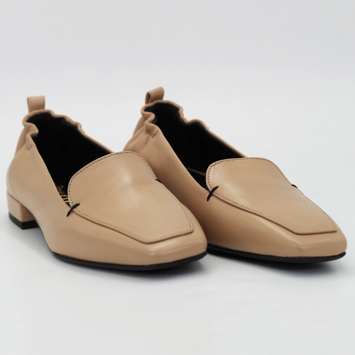 Shop Women's loafer in calf leather nude (DARIA18) or browse our range of men's Italian clothing and shoes in leather in-store at Aliverti Cape Town, or shop online. We deliver in South Africa & offer multiple payment plans as well as accept multiple safe & secure payment methods.
