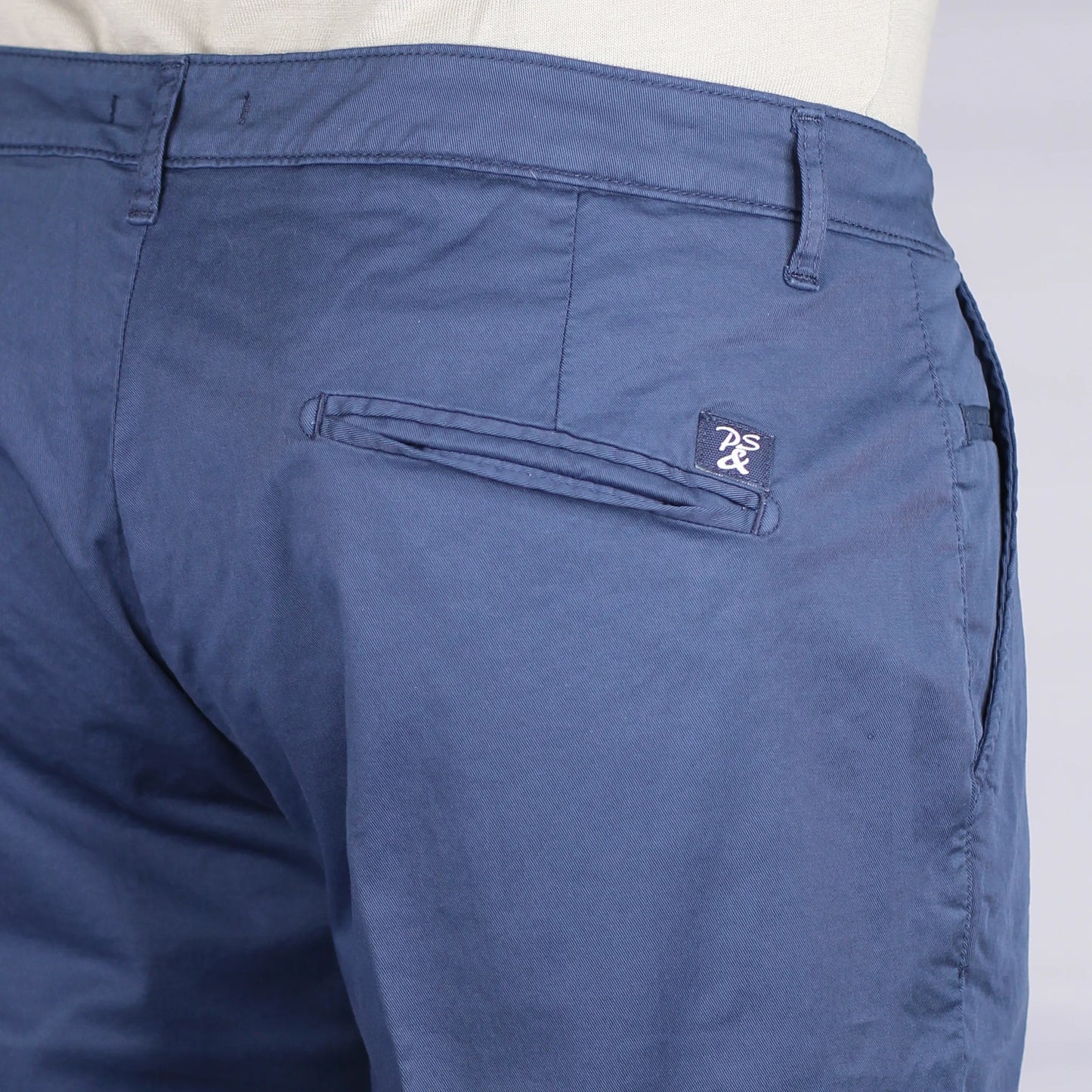 Shop Patrick & Son chino cotton shorts in blu (SOLE) or browse our range of men's Italian clothing and shoes in leather in-store at Aliverti Cape Town, or shop online. We deliver in South Africa & offer multiple payment plans as well as accept multiple safe & secure payment methods.