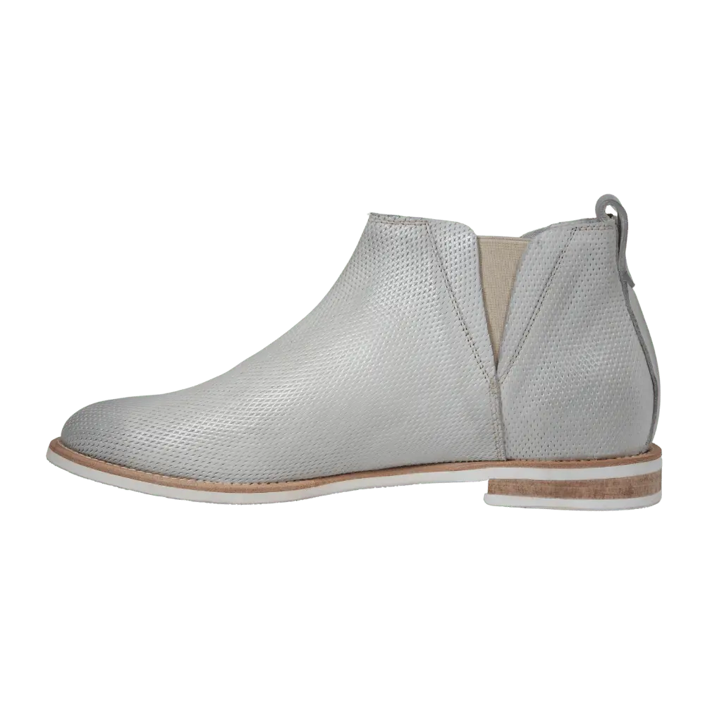 Shop Ladies Italian Leather Ankle Boots in White with Ultra Light-weight Sole (BR9433OSS) or browse our range of hand-made Italian ankle boots in leather or suede in-store at Aliverti Durban or Cape Town, or shop online. We deliver in South Africa & offer multiple payment plans as well as accept multiple safe & secure payment methods.