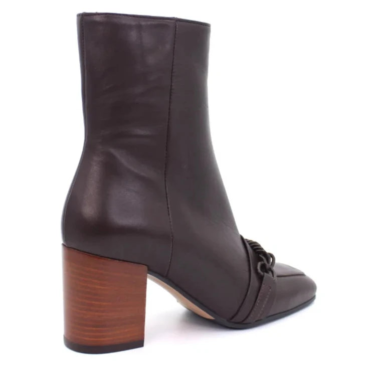 Shop Handmade Italian Leather Boot in Brown (2482) or browse our range of hand-made Italian boots for women in leather or suede in-store at Aliverti Durban or Cape Town, or shop online. We deliver in South Africa & offer multiple payment plans as well as accept multiple safe & secure payment methods.