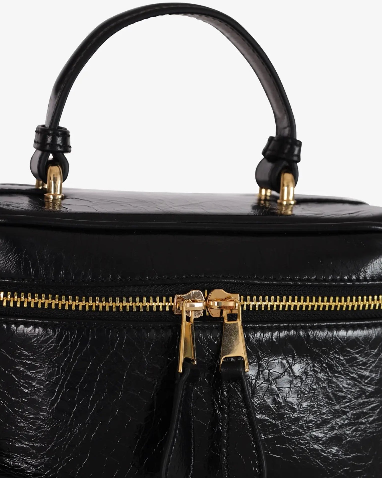 Beauty bag made of precious lambskin with a wrinkled effect and a delicate polished finish, with hand handle and adjustable and removable leather shoulder strap.

Upper zipper. The bag is equipped with a practical makeup mirror and a leather lipstick compartment.

Accessories with gold finish.

Material: Moon lamb
Dimensions: 19x14x10 cm