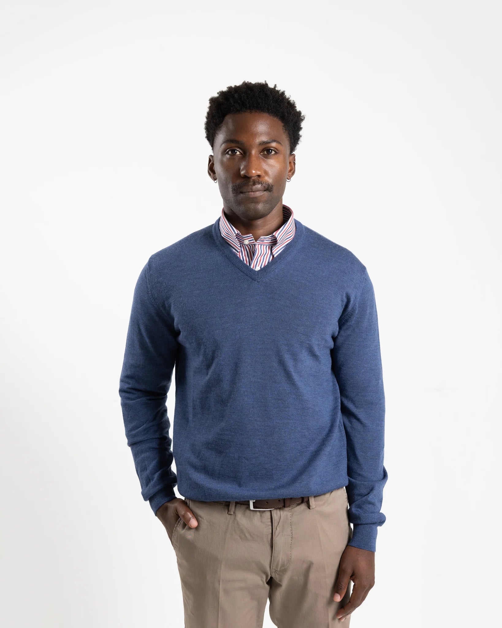 Shop Fusaro Antonio Men's V-Neck Merino Wool Jersey in Blue or browse our range of men's Italian clothing and shoes in leather in-store at Aliverti Cape Town, or shop online. We deliver in South Africa & offer multiple payment plans as well as accept multiple safe & secure payment methods.