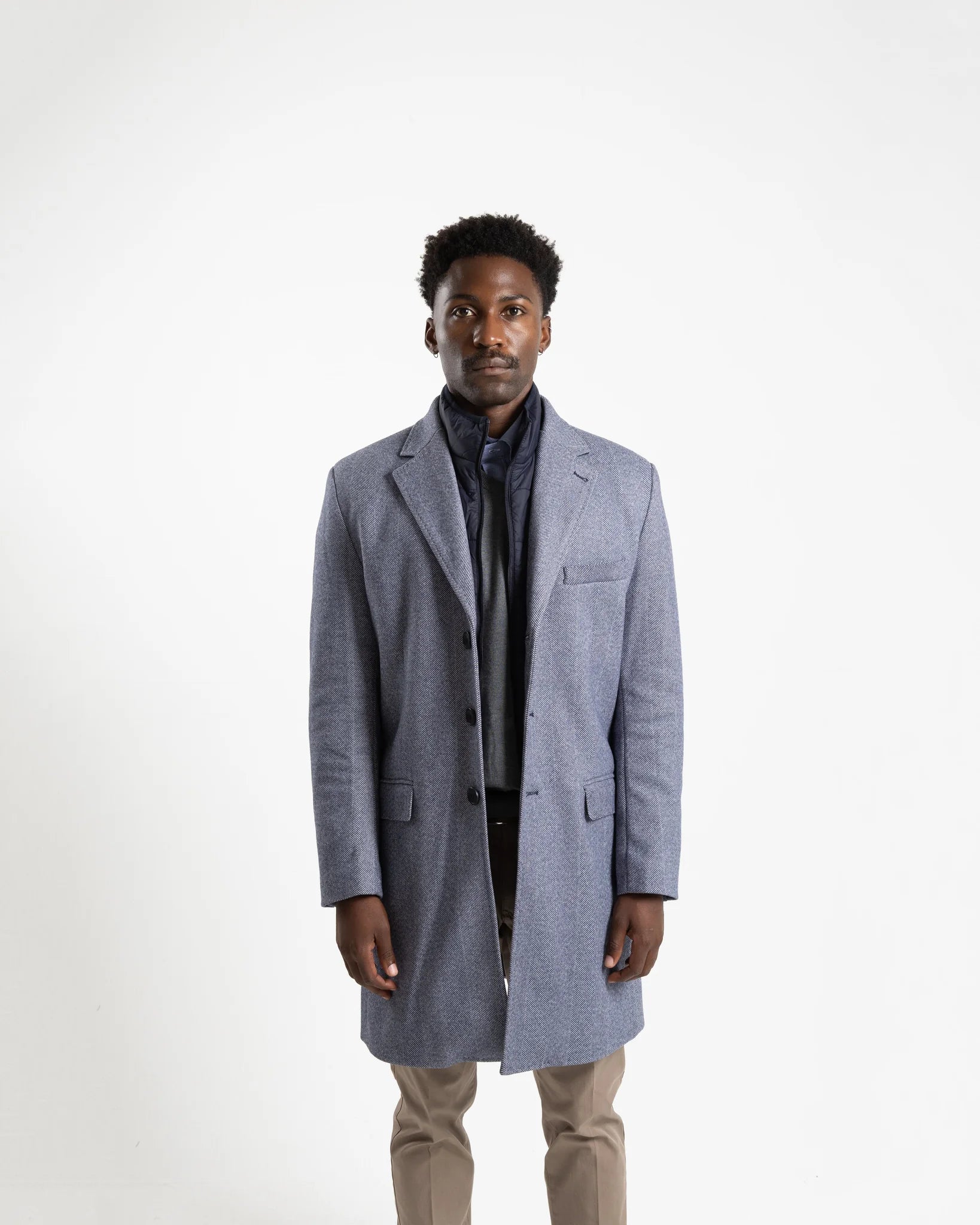 Shop Fusaro Antonio Herringbone Wool Overcoat in Blu or browse our range of men's Italian clothing and shoes in leather in-store at Aliverti Cape Town, or shop online. We deliver in South Africa & offer multiple payment plans as well as accept multiple safe & secure payment methods.