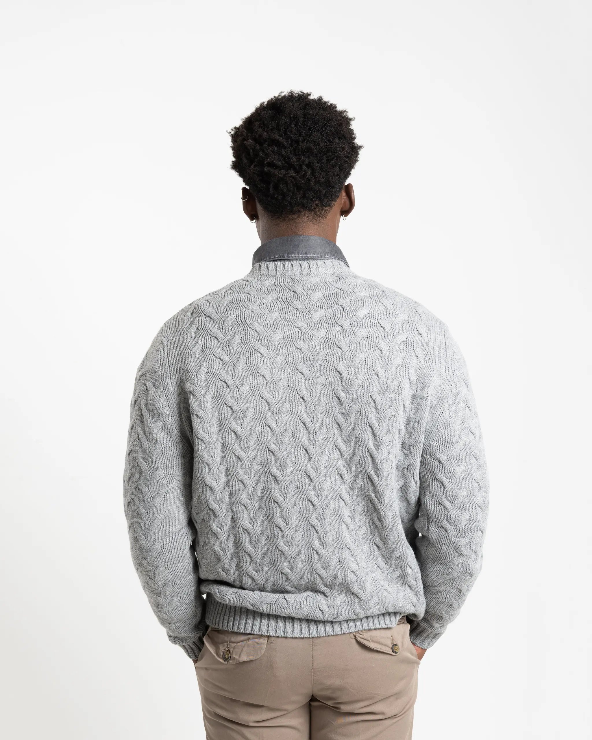 Shop Fusaro Antonio Men's Cable Knit Jersey in Grey or browse our range of men's Italian clothing and shoes in leather in-store at Aliverti Cape Town, or shop online. We deliver in South Africa & offer multiple payment plans as well as accept multiple safe & secure payment methods.