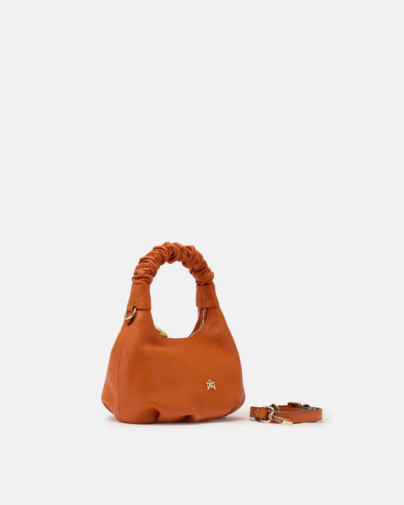 Description
Small but full of character, the mini hobo from the Chop line is the accessory that adds a touch of playful femininity to any outfit. Its soft design and ruched shoulder strap express a relaxed elegance, while the artisanal quality of the materials brings a sophisticated touch. Perfect for evenings out or casual weekends, it's a bag that surprises with its lightness and authentic style.

Composition
Suede is made from the lower part of the leather, which is softer and more flexible than the oute