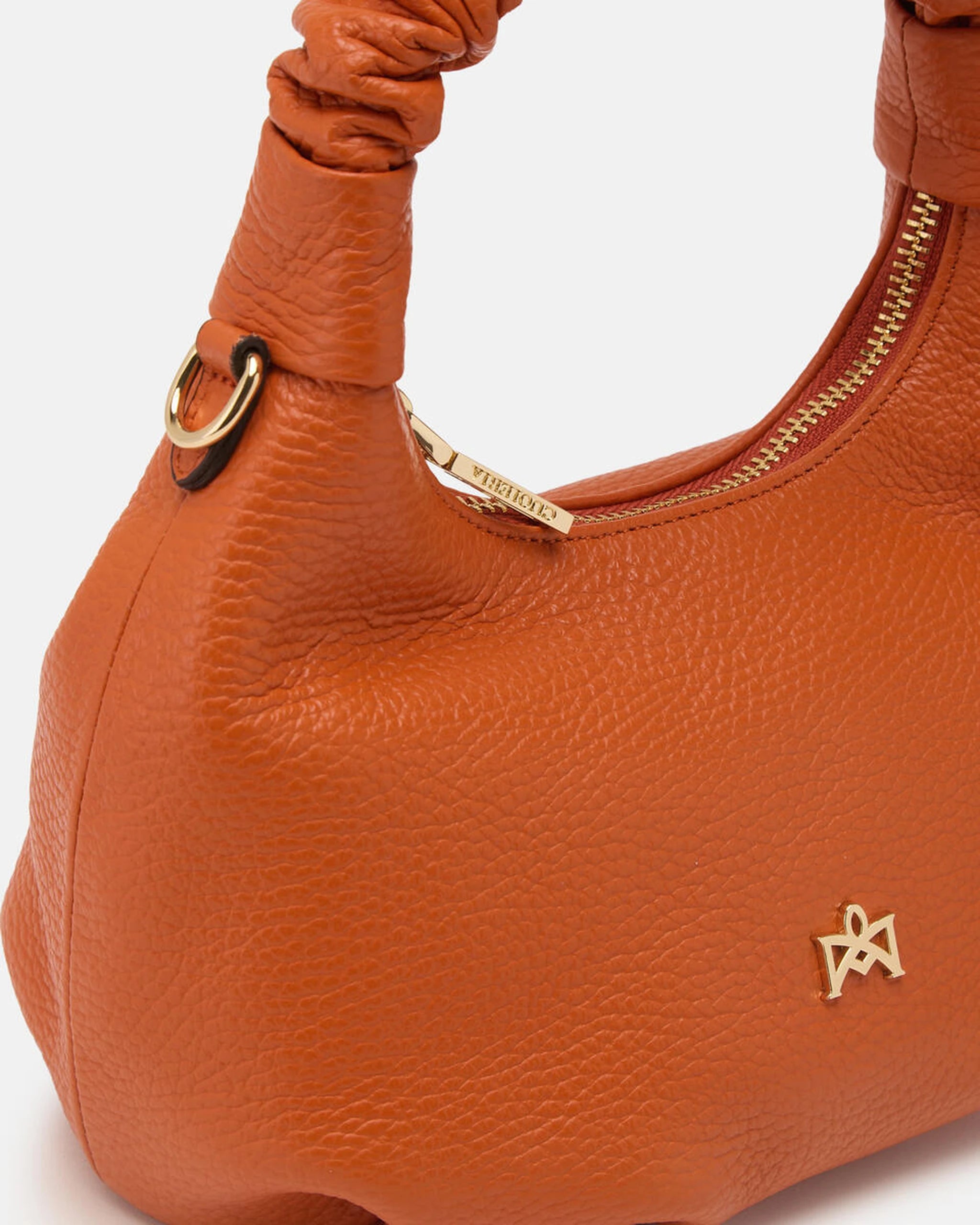 Description
Small but full of character, the mini hobo from the Chop line is the accessory that adds a touch of playful femininity to any outfit. Its soft design and ruched shoulder strap express a relaxed elegance, while the artisanal quality of the materials brings a sophisticated touch. Perfect for evenings out or casual weekends, it's a bag that surprises with its lightness and authentic style.

Composition
Suede is made from the lower part of the leather, which is softer and more flexible than the oute