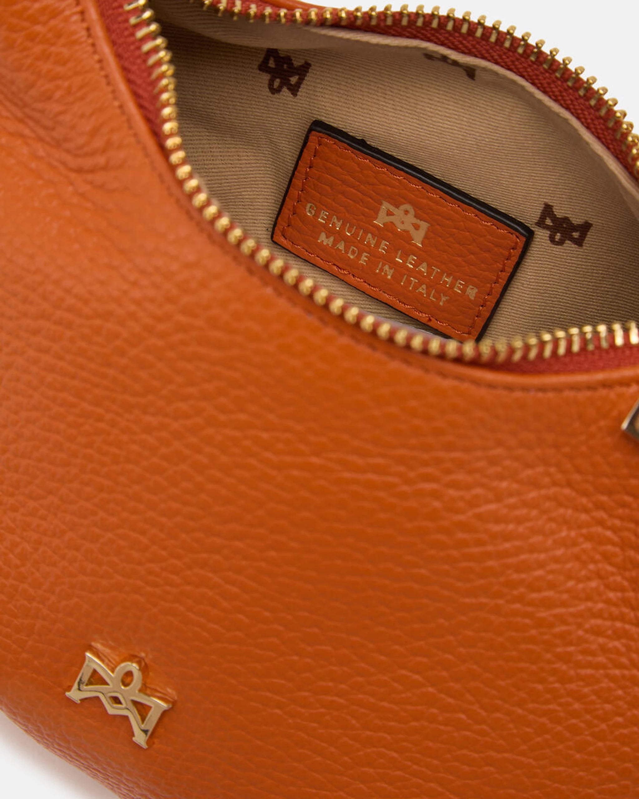 Description
Small but full of character, the mini hobo from the Chop line is the accessory that adds a touch of playful femininity to any outfit. Its soft design and ruched shoulder strap express a relaxed elegance, while the artisanal quality of the materials brings a sophisticated touch. Perfect for evenings out or casual weekends, it's a bag that surprises with its lightness and authentic style.

Composition
Suede is made from the lower part of the leather, which is softer and more flexible than the oute