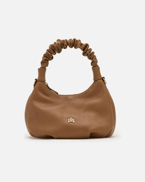 Description
Small but full of character, the mini hobo from the Chop line is the accessory that adds a touch of playful femininity to any outfit. Its soft design and ruched shoulder strap express a relaxed elegance, while the artisanal quality of the materials brings a sophisticated touch. Perfect for evenings out or casual weekends, it's a bag that surprises with its lightness and authentic style.

Composition
Suede is made from the lower part of the leather, which is softer and more flexible than the oute