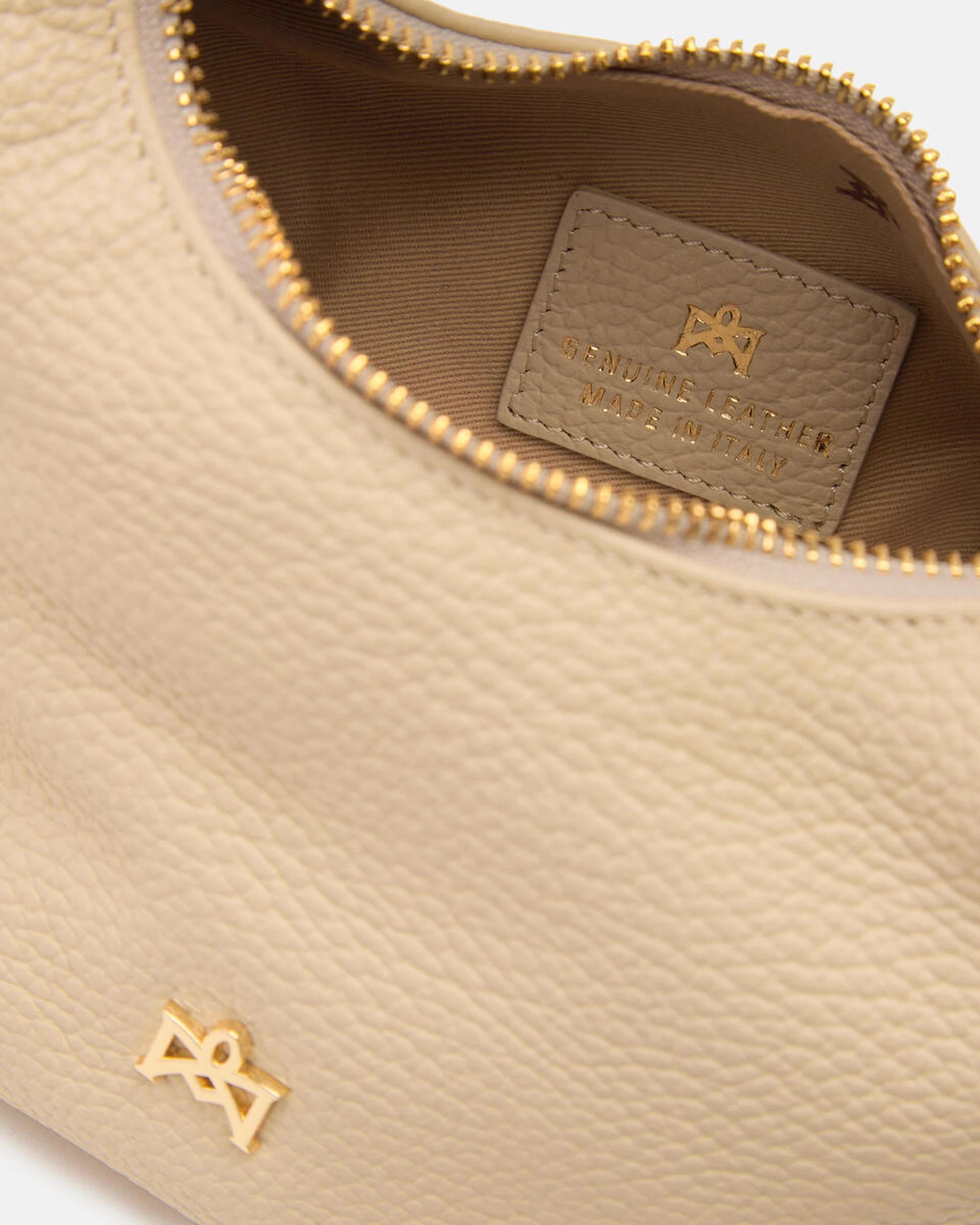 Description
Small but full of character, the mini hobo from the Chop line is the accessory that adds a touch of playful femininity to any outfit. Its soft design and ruched shoulder strap express a relaxed elegance, while the artisanal quality of the materials brings a sophisticated touch. Perfect for evenings out or casual weekends, it's a bag that surprises with its lightness and authentic style.

Composition
Suede is made from the lower part of the leather, which is softer and more flexible than the oute