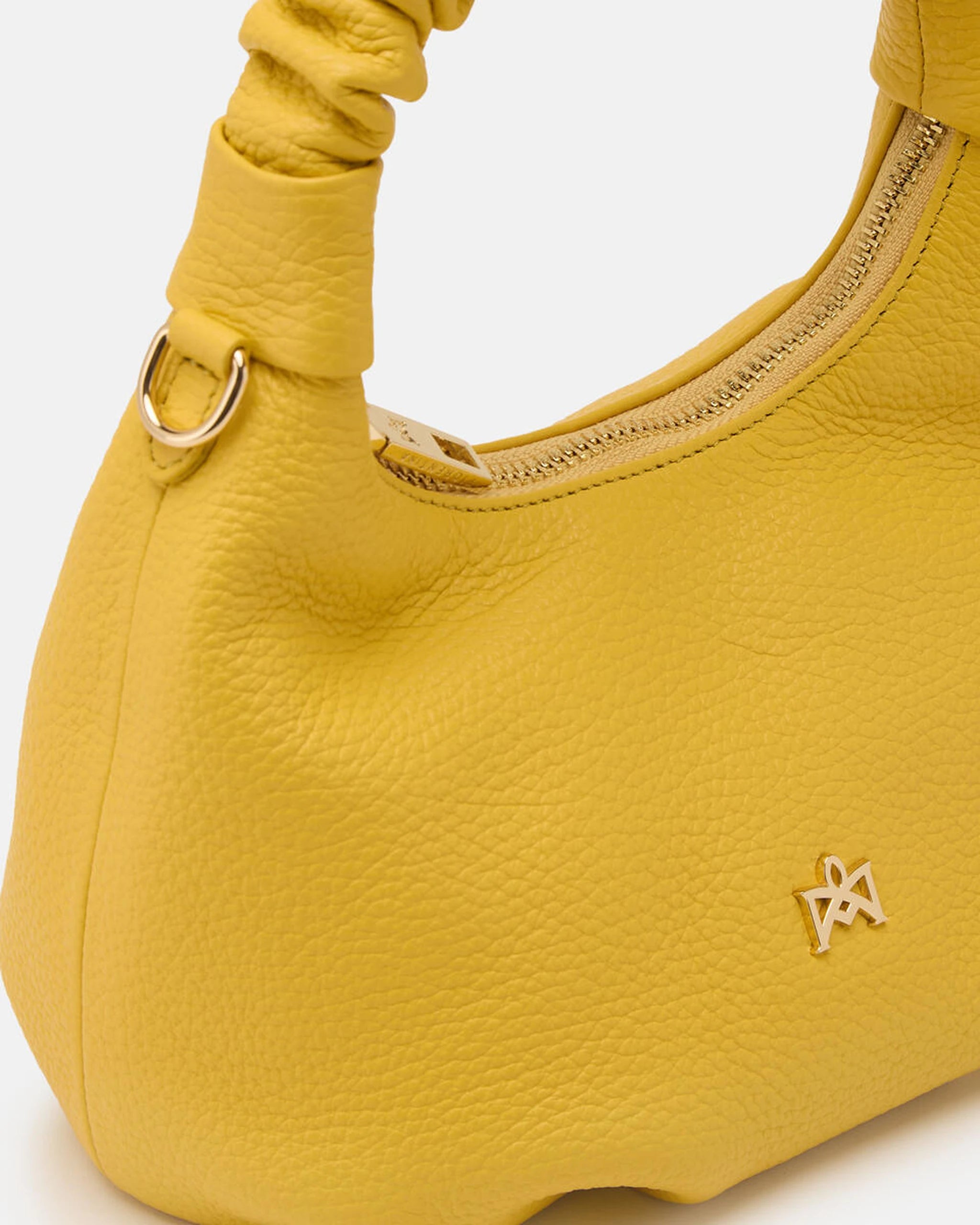 Description
Small but full of character, the mini hobo from the Chop line is the accessory that adds a touch of playful femininity to any outfit. Its soft design and ruched shoulder strap express a relaxed elegance, while the artisanal quality of the materials brings a sophisticated touch. Perfect for evenings out or casual weekends, it's a bag that surprises with its lightness and authentic style.

Composition
Suede is made from the lower part of the leather, which is softer and more flexible than the oute