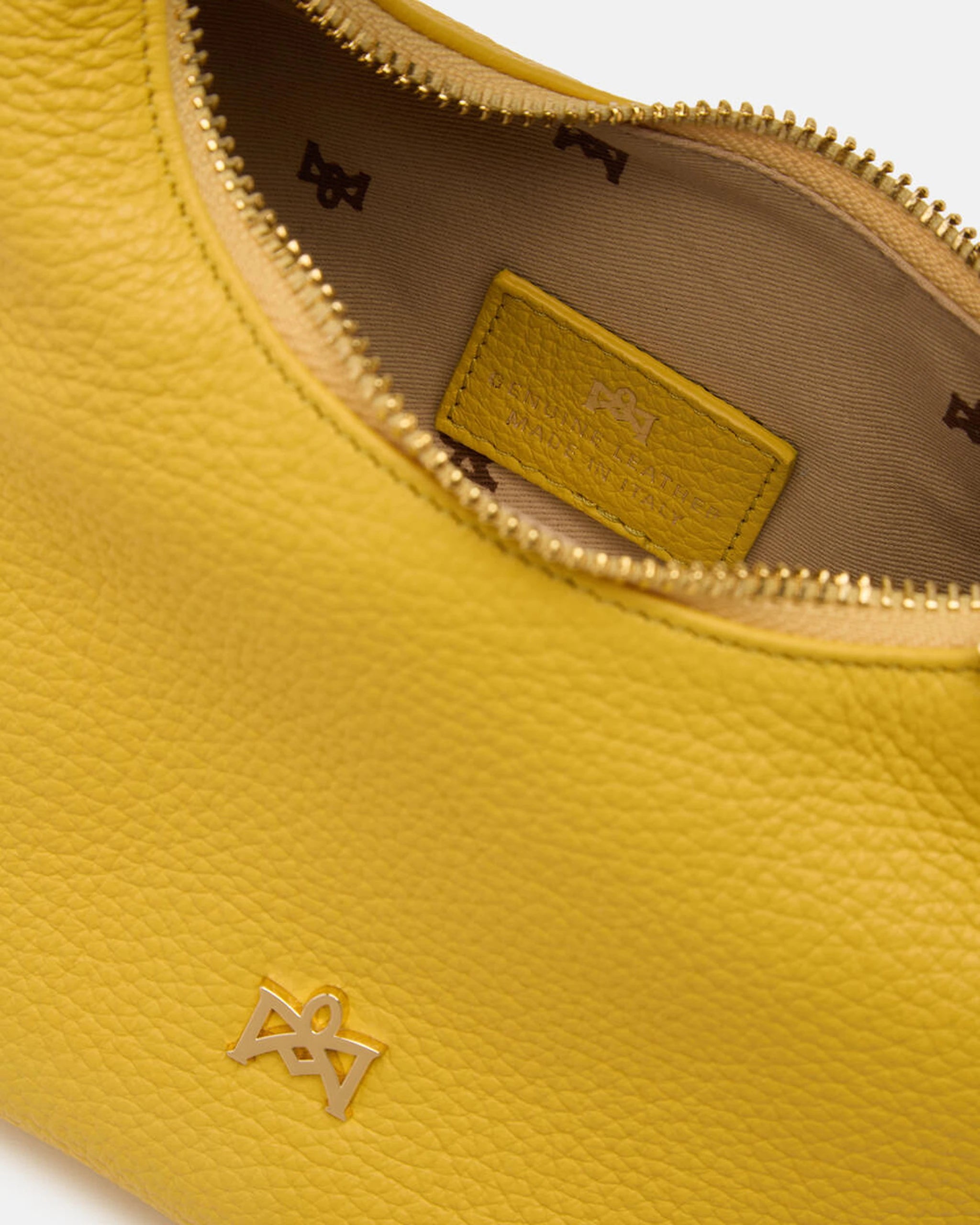 Description
Small but full of character, the mini hobo from the Chop line is the accessory that adds a touch of playful femininity to any outfit. Its soft design and ruched shoulder strap express a relaxed elegance, while the artisanal quality of the materials brings a sophisticated touch. Perfect for evenings out or casual weekends, it's a bag that surprises with its lightness and authentic style.

Composition
Suede is made from the lower part of the leather, which is softer and more flexible than the oute
