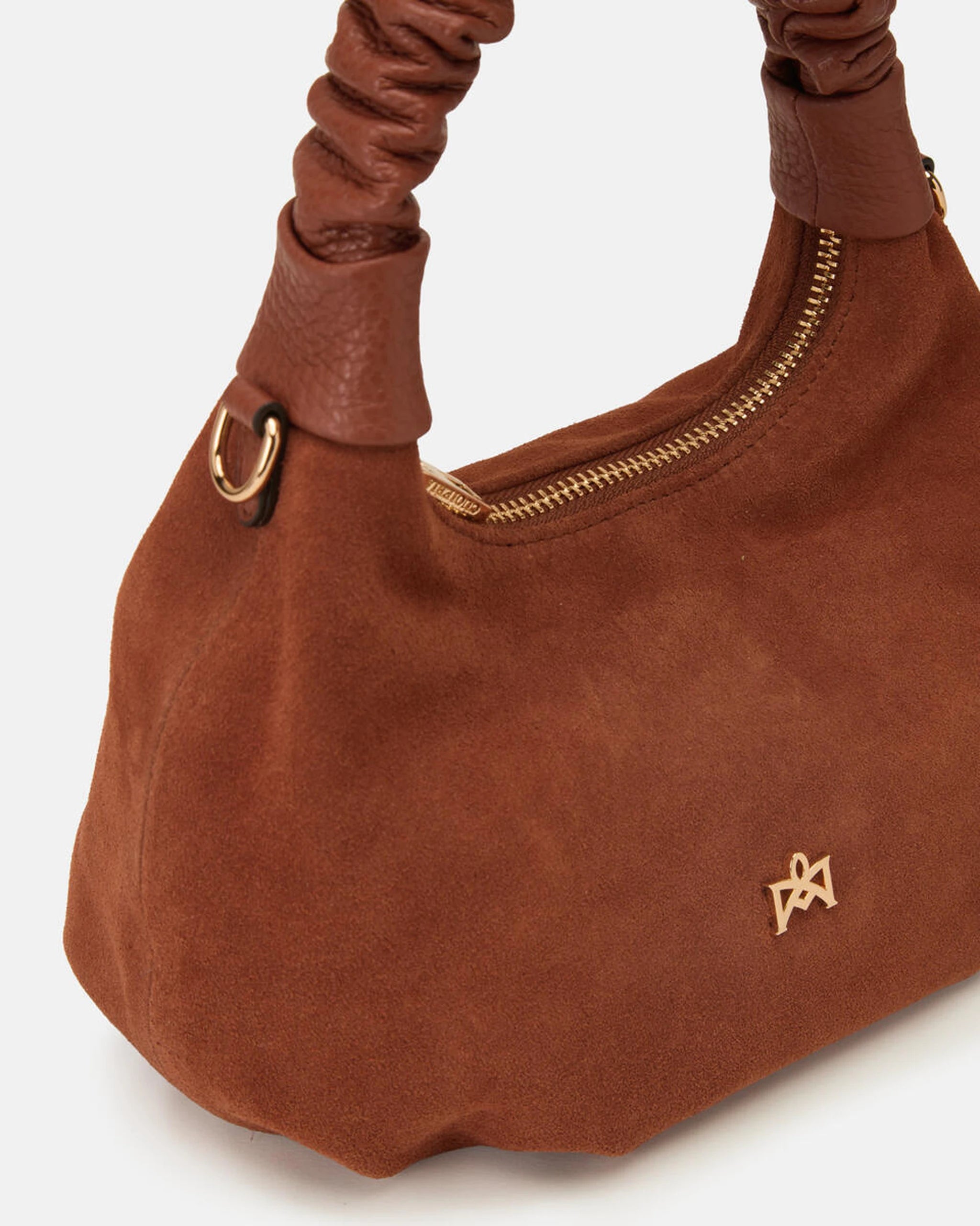 Description
Small but full of character, the mini hobo from the Chop line is the accessory that adds a touch of playful femininity to any outfit. Its soft design and ruched shoulder strap express a relaxed elegance, while the artisanal quality of the materials brings a sophisticated touch. Perfect for evenings out or casual weekends, it's a bag that surprises with its lightness and authentic style.

Composition
Suede is made from the lower part of the leather, which is softer and more flexible than the oute