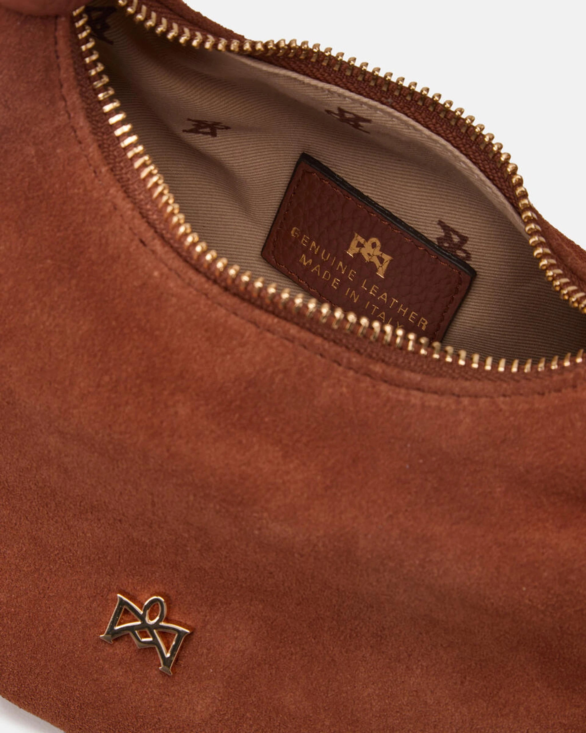 Description
Small but full of character, the mini hobo from the Chop line is the accessory that adds a touch of playful femininity to any outfit. Its soft design and ruched shoulder strap express a relaxed elegance, while the artisanal quality of the materials brings a sophisticated touch. Perfect for evenings out or casual weekends, it's a bag that surprises with its lightness and authentic style.

Composition
Suede is made from the lower part of the leather, which is softer and more flexible than the oute