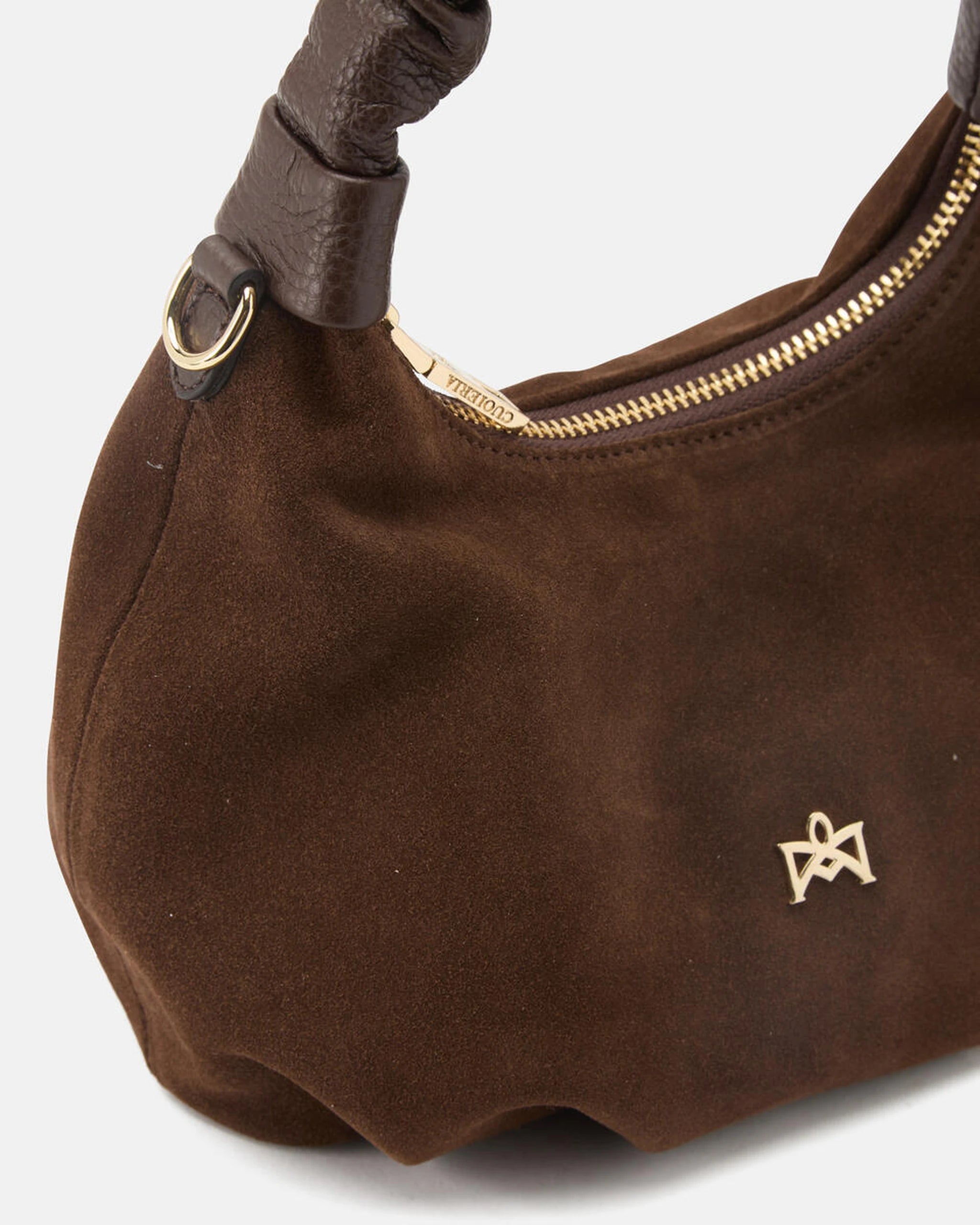 Description
Small but full of character, the mini hobo from the Chop line is the accessory that adds a touch of playful femininity to any outfit. Its soft design and ruched shoulder strap express a relaxed elegance, while the artisanal quality of the materials brings a sophisticated touch. Perfect for evenings out or casual weekends, it's a bag that surprises with its lightness and authentic style.

Composition
Suede is made from the lower part of the leather, which is softer and more flexible than the oute