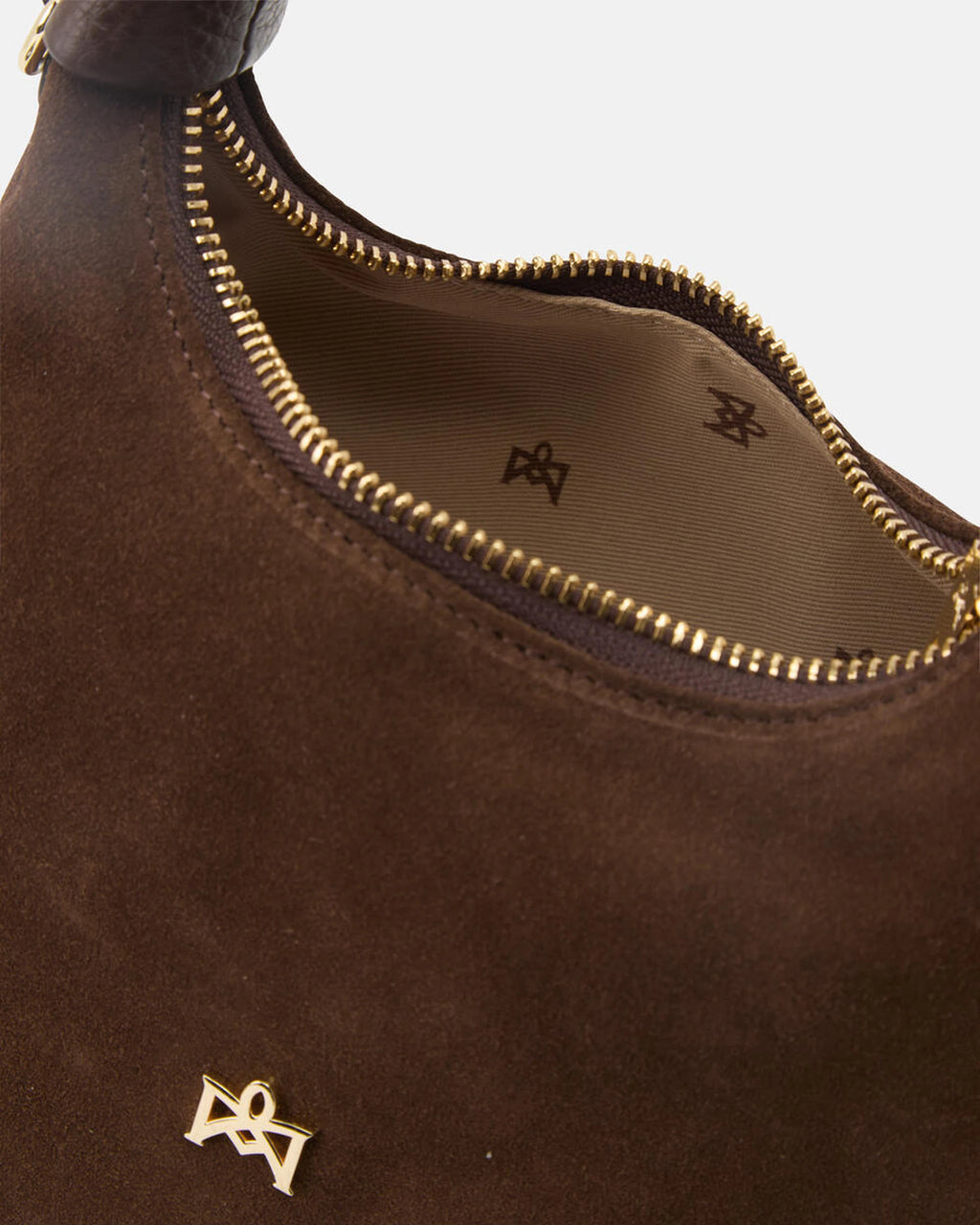 Description
Small but full of character, the mini hobo from the Chop line is the accessory that adds a touch of playful femininity to any outfit. Its soft design and ruched shoulder strap express a relaxed elegance, while the artisanal quality of the materials brings a sophisticated touch. Perfect for evenings out or casual weekends, it's a bag that surprises with its lightness and authentic style.

Composition
Suede is made from the lower part of the leather, which is softer and more flexible than the oute