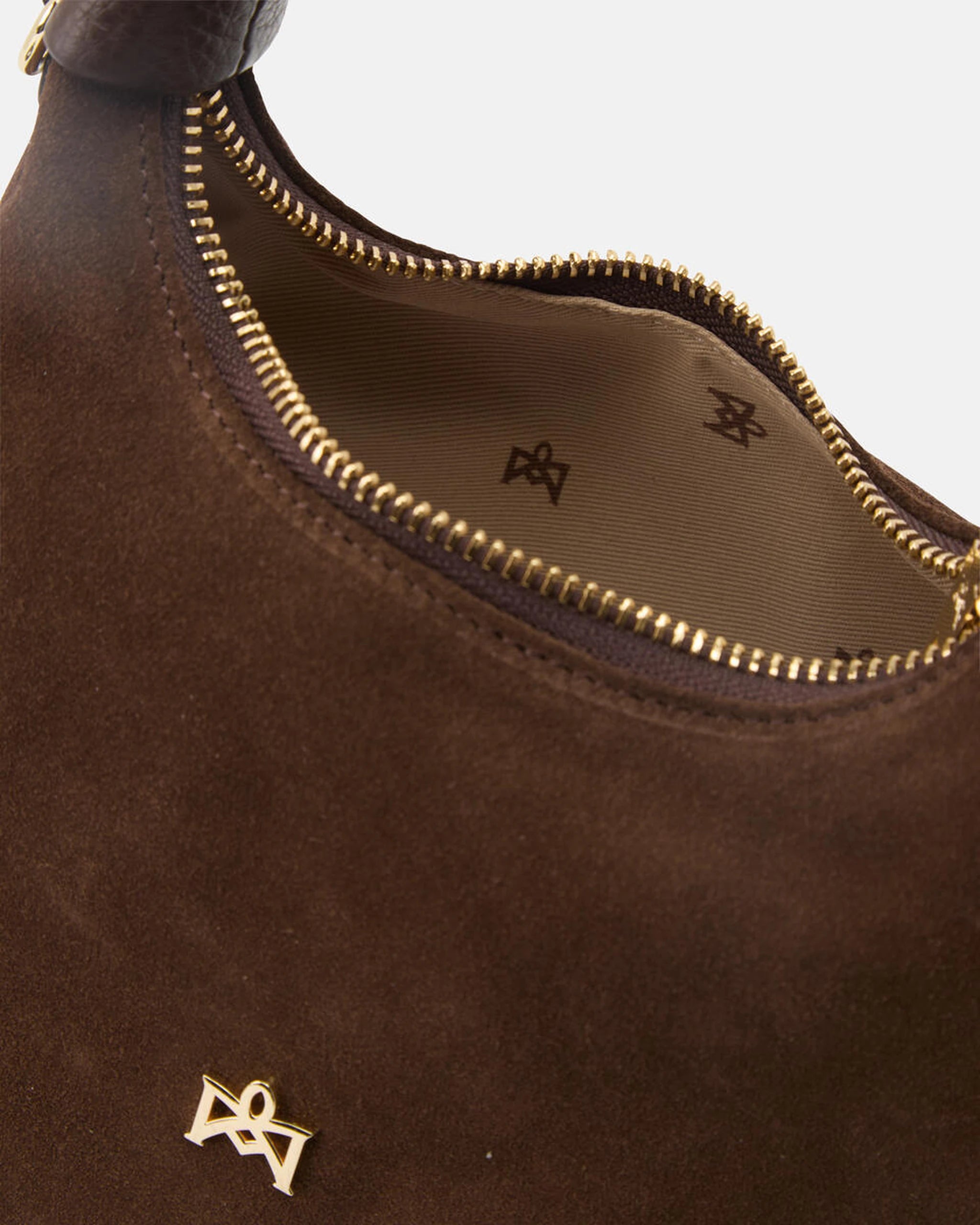 Description
Small but full of character, the mini hobo from the Chop line is the accessory that adds a touch of playful femininity to any outfit. Its soft design and ruched shoulder strap express a relaxed elegance, while the artisanal quality of the materials brings a sophisticated touch. Perfect for evenings out or casual weekends, it's a bag that surprises with its lightness and authentic style.

Composition
Suede is made from the lower part of the leather, which is softer and more flexible than the oute
