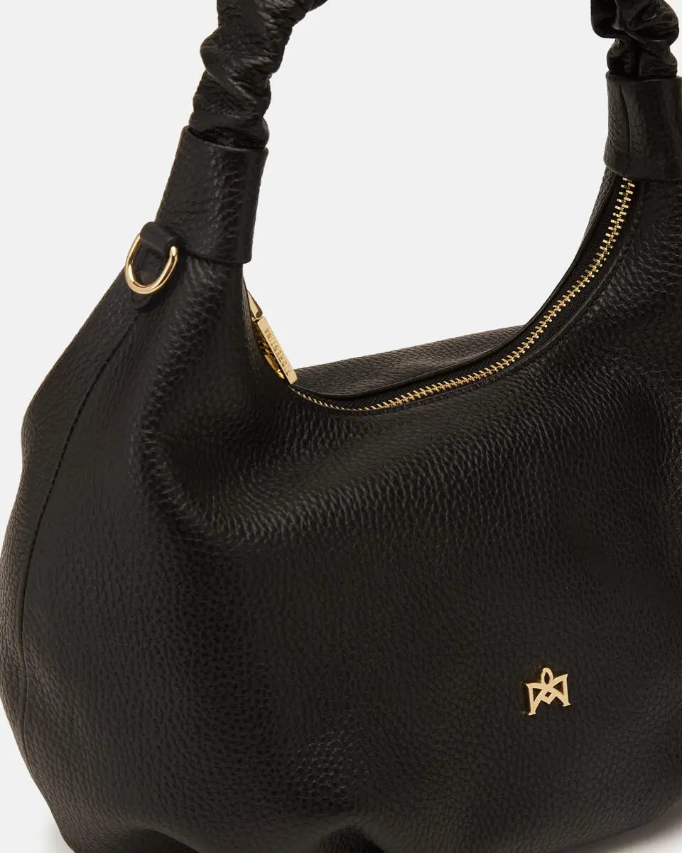 Description
The medium Chop hobo is designed for those who appreciate everyday elegance made of softness and refined details. The ruched shoulder strap and enveloping silhouette gracefully interpret the boho spirit of the season, while the high-quality materials give it an authentic and accessible charm. A perfect style companion for any moment.

Composition
This soft full-grain calfskin, is worked to obtain an uniform grain, called tumbled leather. The remarkable fullness and roundness of the hand make it 