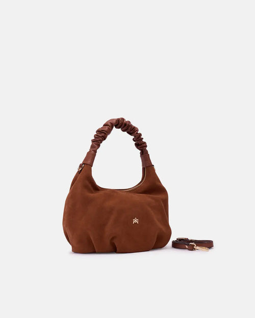 Description
The medium Chop hobo is designed for those who appreciate everyday elegance made of softness and refined details. The ruched shoulder strap and enveloping silhouette gracefully interpret the boho spirit of the season, while the high-quality materials give it an authentic and accessible charm. A perfect style companion for any moment.

Composition
This soft full-grain calfskin, is worked to obtain an uniform grain, called tumbled leather. The remarkable fullness and roundness of the hand make it 