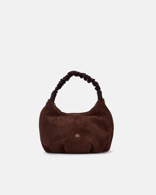Description
The medium Chop hobo is designed for those who appreciate everyday elegance made of softness and refined details. The ruched shoulder strap and enveloping silhouette gracefully interpret the boho spirit of the season, while the high-quality materials give it an authentic and accessible charm. A perfect style companion for any moment.

Composition
This soft full-grain calfskin, is worked to obtain an uniform grain, called tumbled leather. The remarkable fullness and roundness of the hand make it 