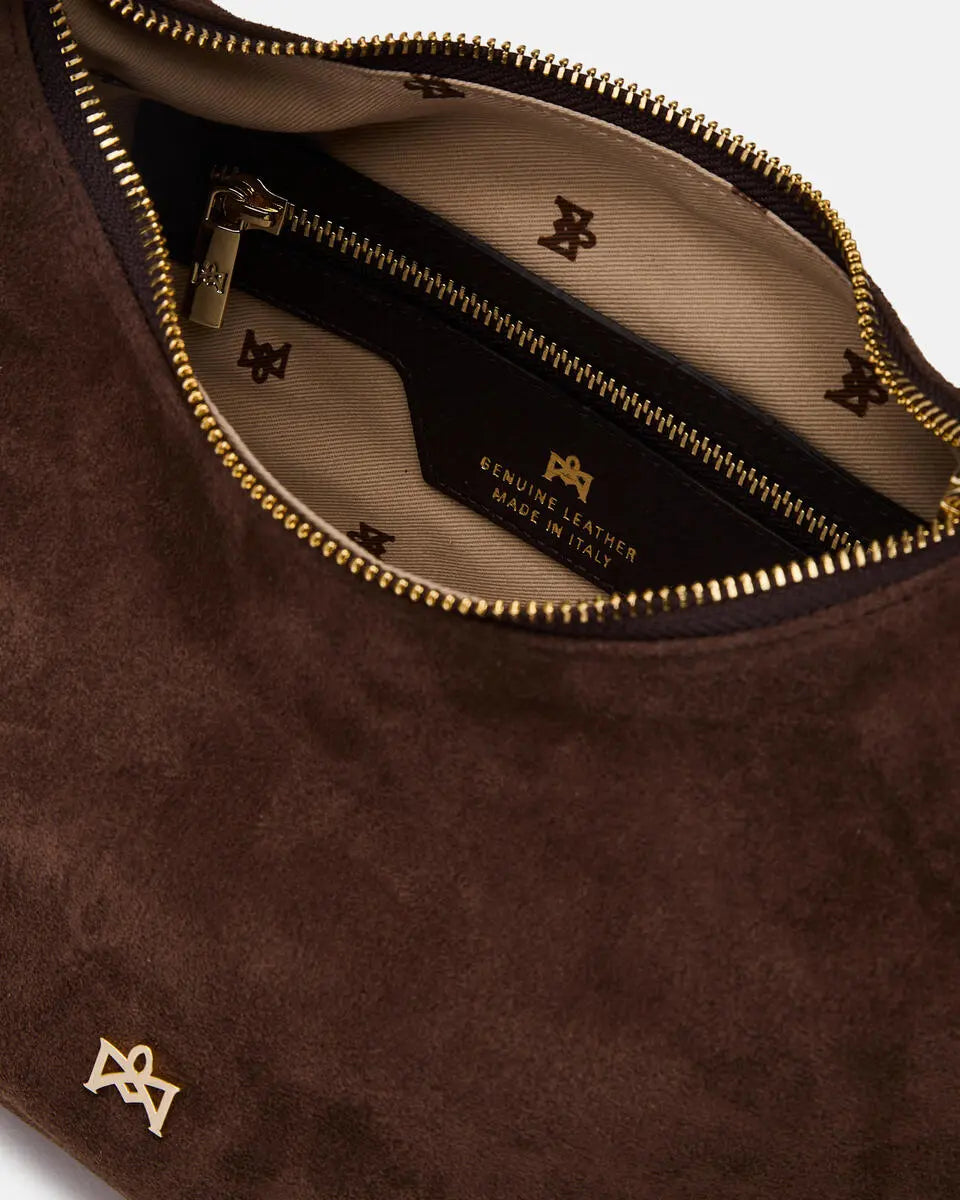 Description
The medium Chop hobo is designed for those who appreciate everyday elegance made of softness and refined details. The ruched shoulder strap and enveloping silhouette gracefully interpret the boho spirit of the season, while the high-quality materials give it an authentic and accessible charm. A perfect style companion for any moment.

Composition
This soft full-grain calfskin, is worked to obtain an uniform grain, called tumbled leather. The remarkable fullness and roundness of the hand make it 