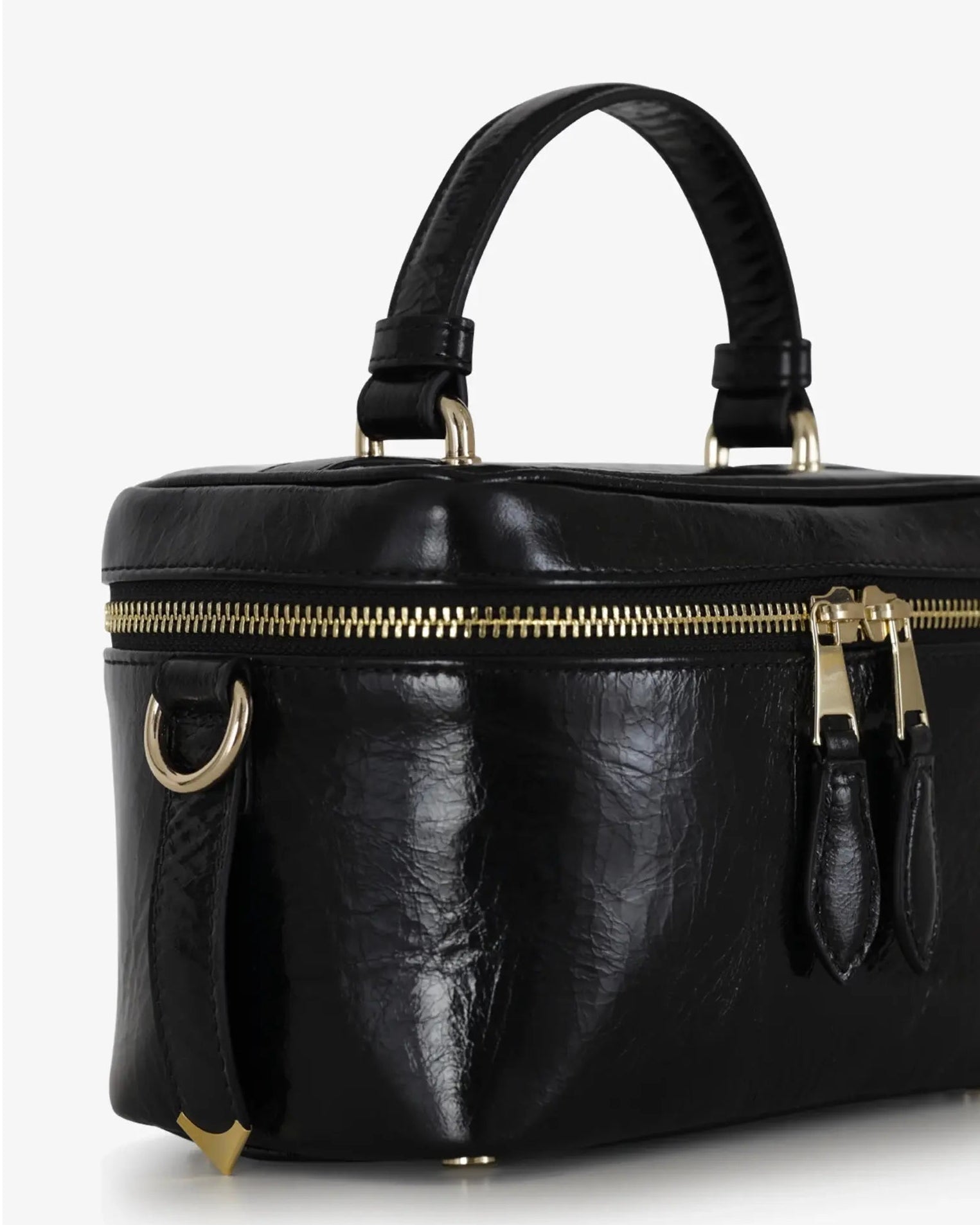 Beauty bag made of precious lambskin with a wrinkled effect and a delicate polished finish, with hand handle and adjustable and removable leather shoulder strap.

Upper zipper. The bag is equipped with a practical makeup mirror and a leather lipstick compartment.

Accessories with gold finish.

Material: Moon lamb
Dimensions: 19x14x10 cm