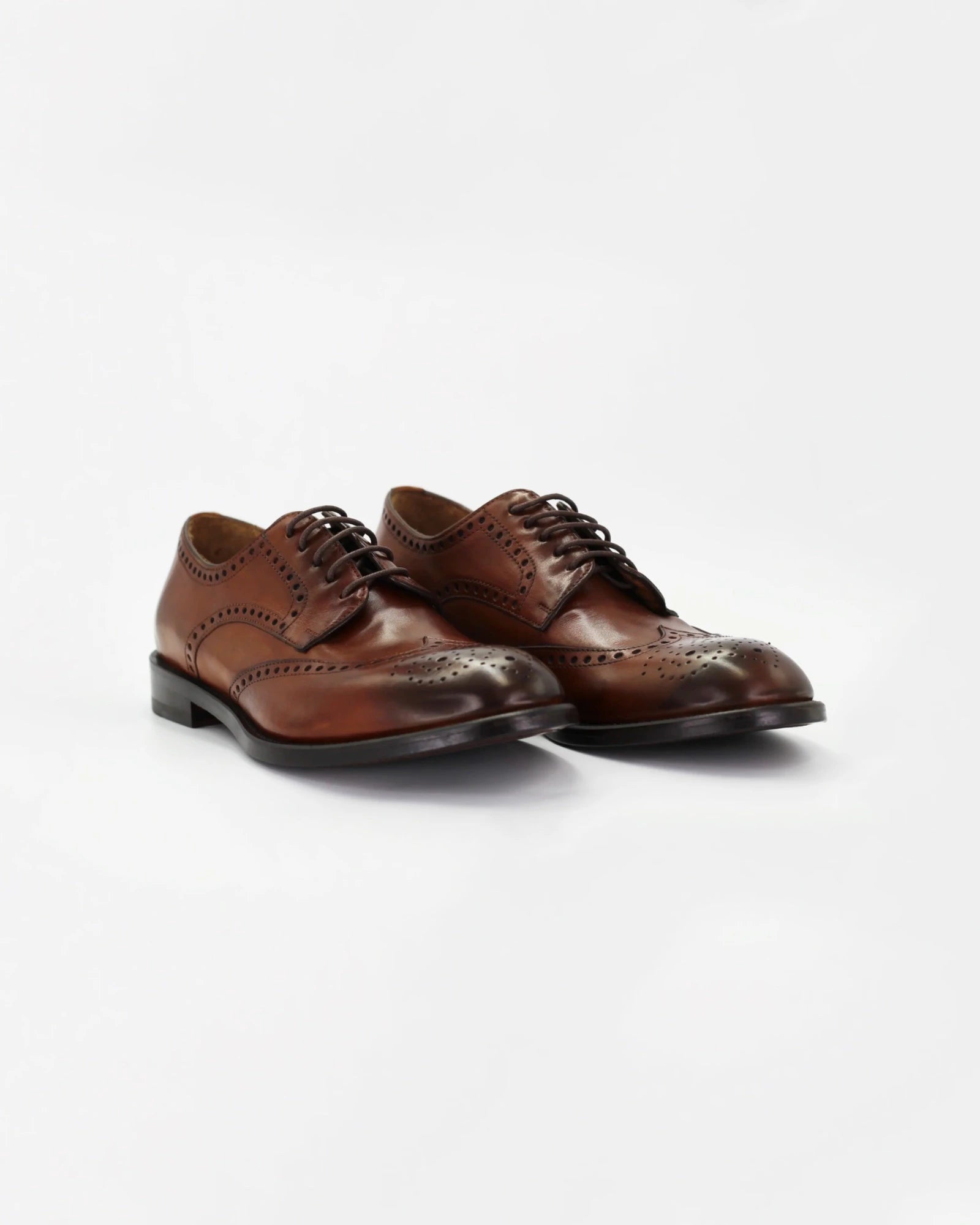 Shop Men's oxford brogue in calf leather siena (BRU12321) or browse our range of men's Italian clothing and shoes in leather in-store at Aliverti Cape Town, or shop online. We deliver in South Africa & offer multiple payment plans as well as accept multiple safe & secure payment methods.