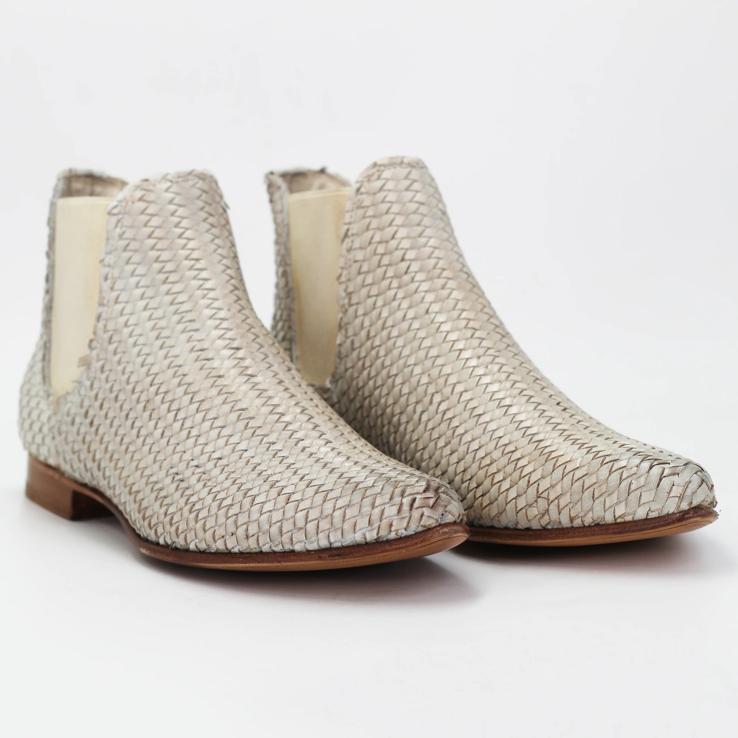Shop Women's woven chelsea boot in calf leather osso (BRD9423) or browse our range of men's Italian clothing and shoes in leather in-store at Aliverti Cape Town, or shop online. We deliver in South Africa & offer multiple payment plans as well as accept multiple safe & secure payment methods.