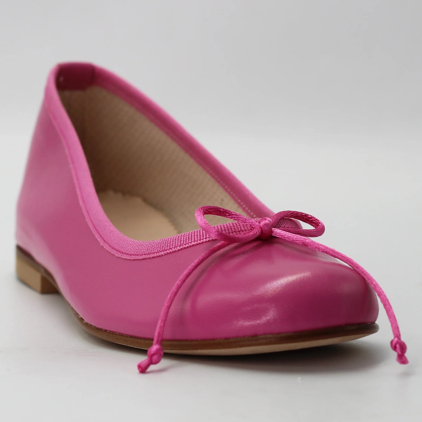 Shop Women's ballerina pump in calf leather fuxia (AL485Z) or browse our range of men's Italian clothing and shoes in leather in-store at Aliverti Cape Town, or shop online. We deliver in South Africa & offer multiple payment plans as well as accept multiple safe & secure payment methods.