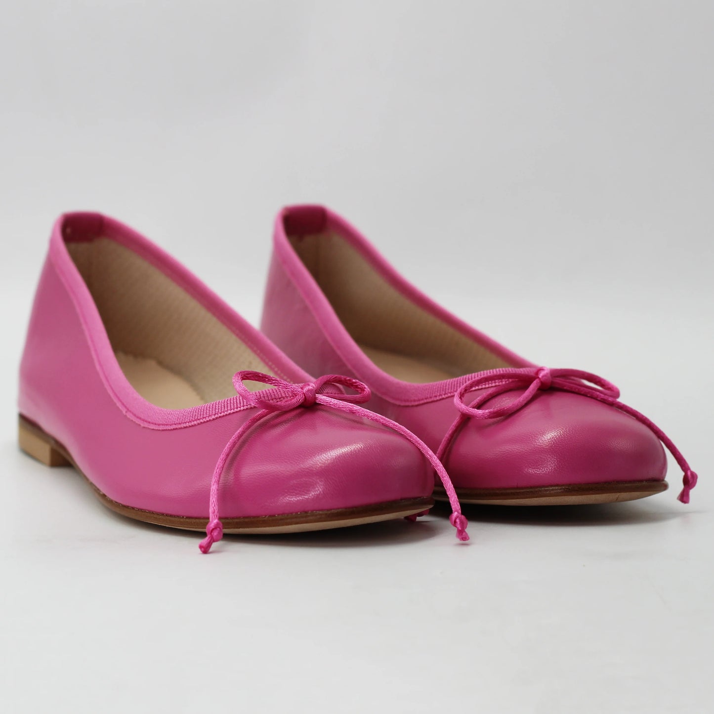Shop Women's ballerina pump in calf leather fuxia (AL485Z) or browse our range of men's Italian clothing and shoes in leather in-store at Aliverti Cape Town, or shop online. We deliver in South Africa & offer multiple payment plans as well as accept multiple safe & secure payment methods.