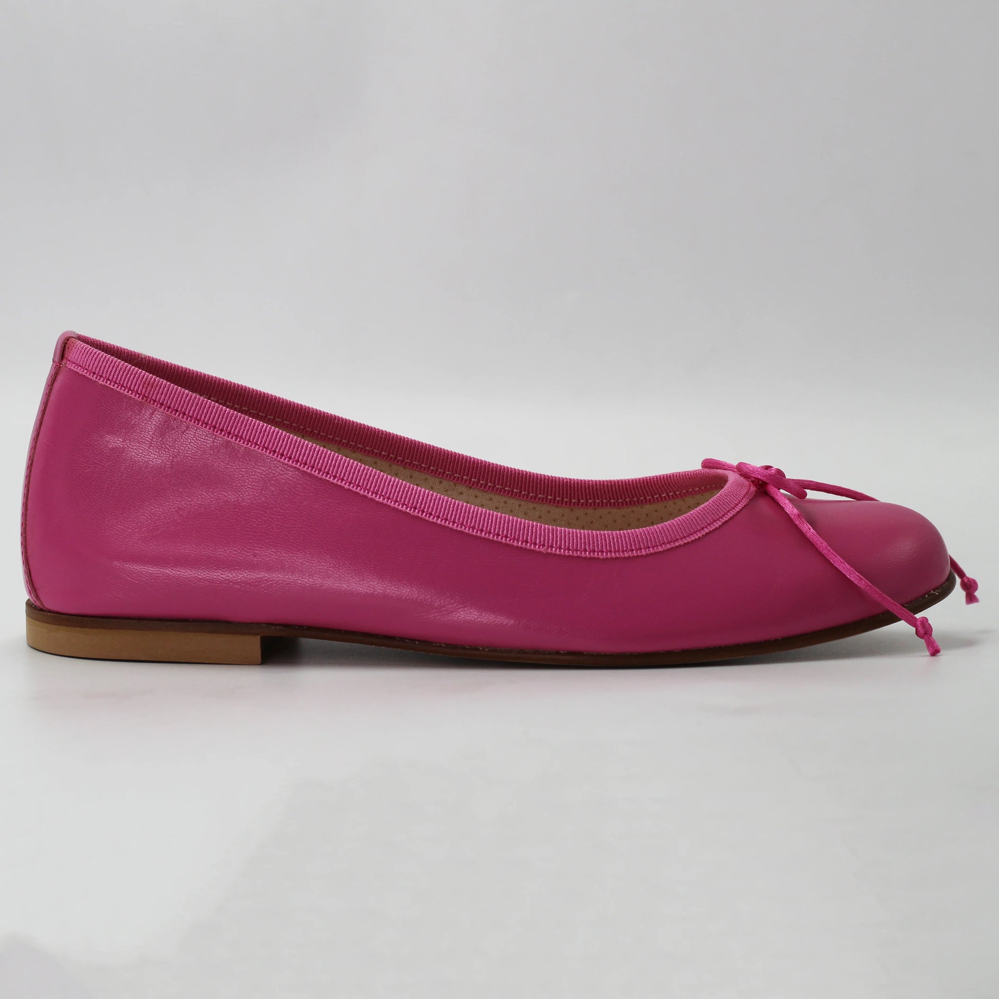 Shop Women's ballerina pump in calf leather fuxia (AL485Z) or browse our range of men's Italian clothing and shoes in leather in-store at Aliverti Cape Town, or shop online. We deliver in South Africa & offer multiple payment plans as well as accept multiple safe & secure payment methods.