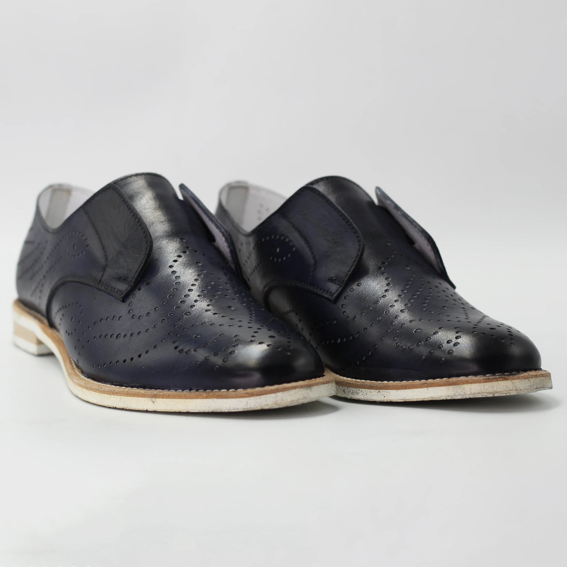 Shop Women's laceless derby in calf leather blue (BRD9432) or browse our range of men's Italian clothing and shoes in leather in-store at Aliverti Cape Town, or shop online. We deliver in South Africa & offer multiple payment plans as well as accept multiple safe & secure payment methods.