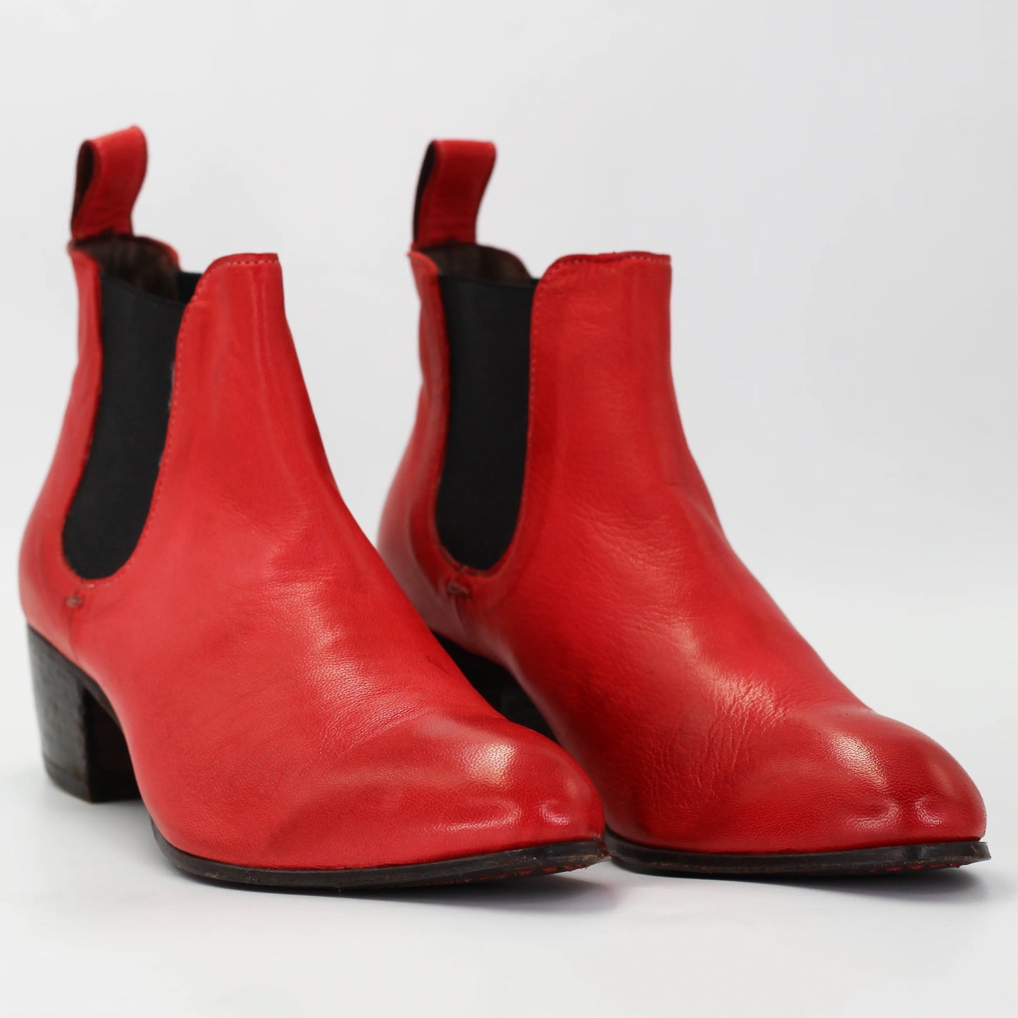 Shop Women's chelsea boot in calf leather red (JPD33547/2) or browse our range of men's Italian clothing and shoes in leather in-store at Aliverti Cape Town, or shop online. We deliver in South Africa & offer multiple payment plans as well as accept multiple safe & secure payment methods.
