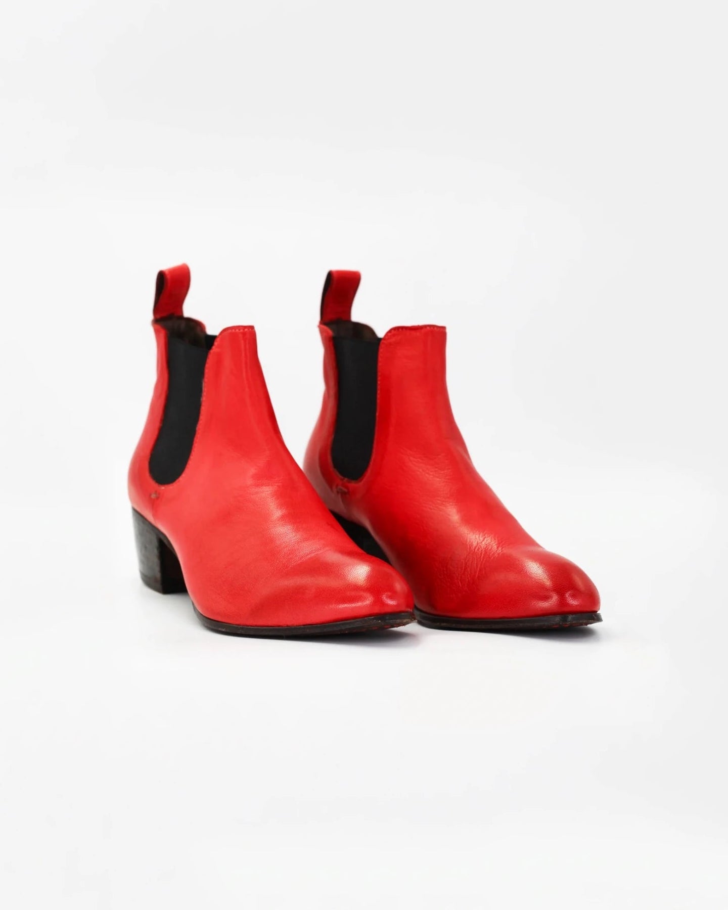 Shop Women's chelsea boot in calf leather red (JPD33547/2) or browse our range of men's Italian clothing and shoes in leather in-store at Aliverti Cape Town, or shop online. We deliver in South Africa & offer multiple payment plans as well as accept multiple safe & secure payment methods.