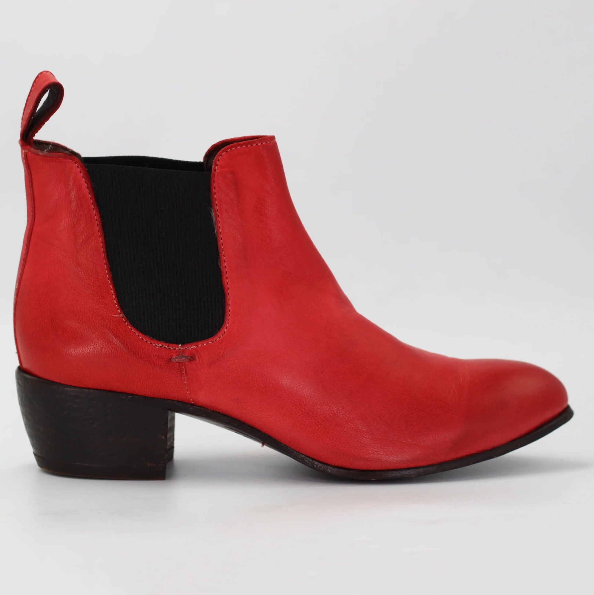 Shop Women's chelsea boot in calf leather red (JPD33547/2) or browse our range of men's Italian clothing and shoes in leather in-store at Aliverti Cape Town, or shop online. We deliver in South Africa & offer multiple payment plans as well as accept multiple safe & secure payment methods.
