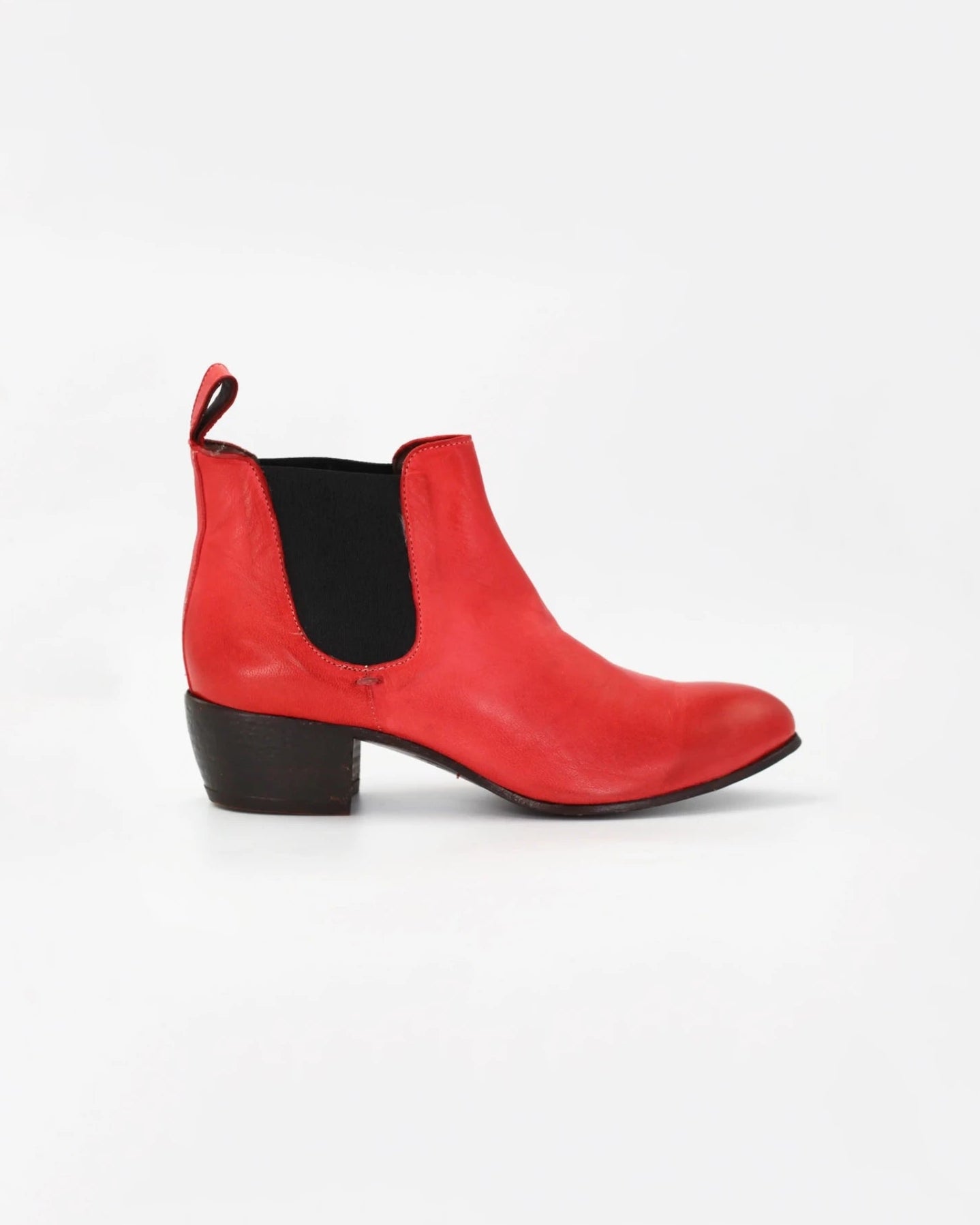 Shop Women's chelsea boot in calf leather red (JPD33547/2) or browse our range of men's Italian clothing and shoes in leather in-store at Aliverti Cape Town, or shop online. We deliver in South Africa & offer multiple payment plans as well as accept multiple safe & secure payment methods.