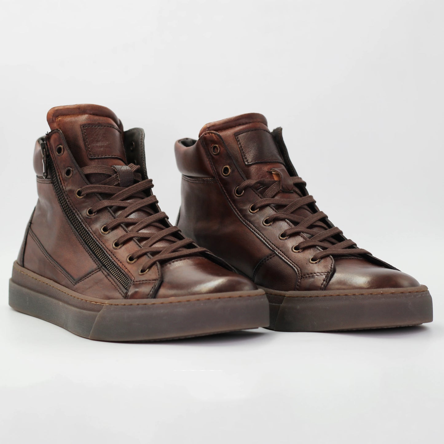 Shop Men's high top sneaker in calf leather cuoio dark brown (CAIRO) or browse our range of men's Italian clothing and shoes in leather in-store at Aliverti Cape Town, or shop online. We deliver in South Africa & offer multiple payment plans as well as accept multiple safe & secure payment methods.