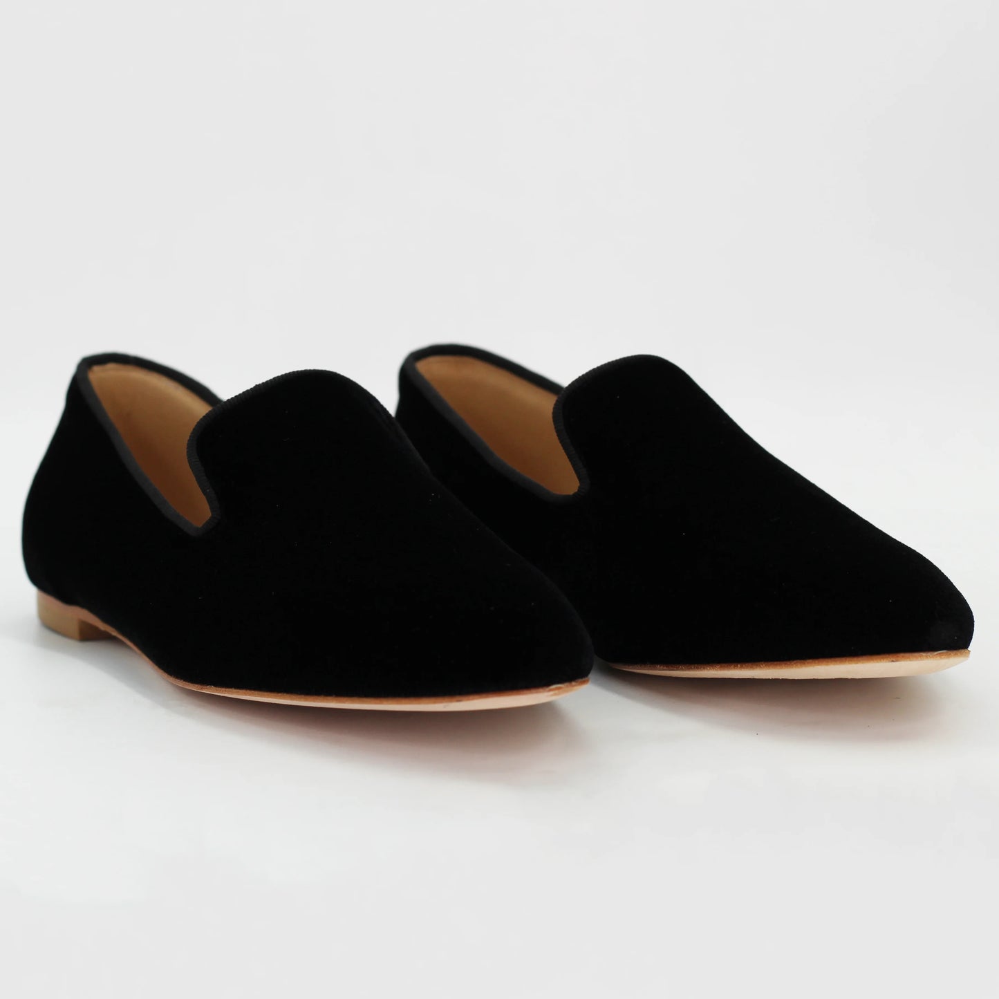 Shop women's velvet slipper in nero (E506) or browse our range of men's Italian clothing and shoes in leather in-store at Aliverti Cape Town, or shop online. We deliver in South Africa & offer multiple payment plans as well as accept multiple safe & secure payment methods.