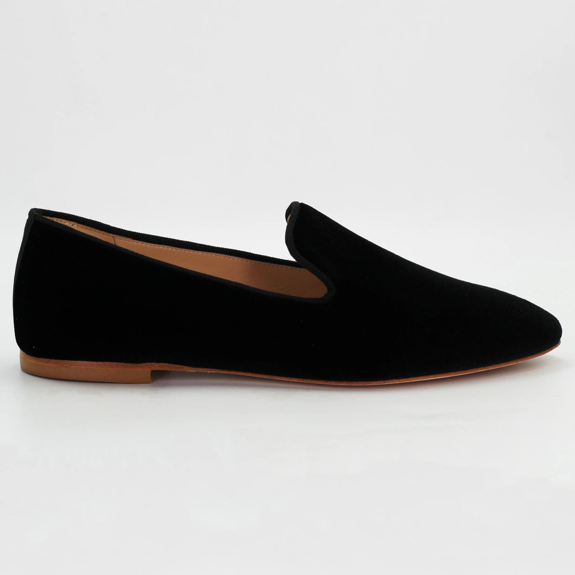 Shop women's velvet slipper in nero (E506) or browse our range of men's Italian clothing and shoes in leather in-store at Aliverti Cape Town, or shop online. We deliver in South Africa & offer multiple payment plans as well as accept multiple safe & secure payment methods.