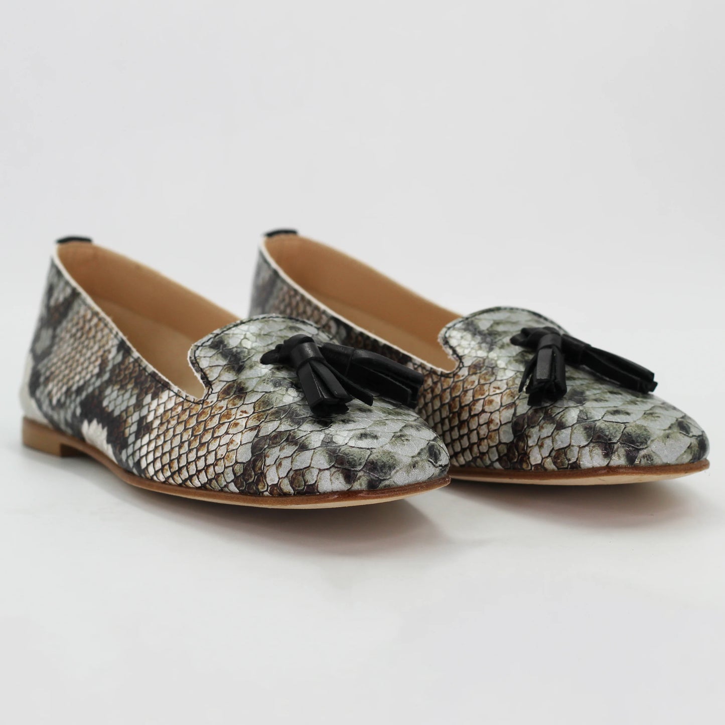 Shop women's pump in calf leather pitone roccio (ESE328)  or browse our range of men's Italian clothing and shoes in leather in-store at Aliverti Cape Town, or shop online. We deliver in South Africa & offer multiple payment plans as well as accept multiple safe & secure payment methods.