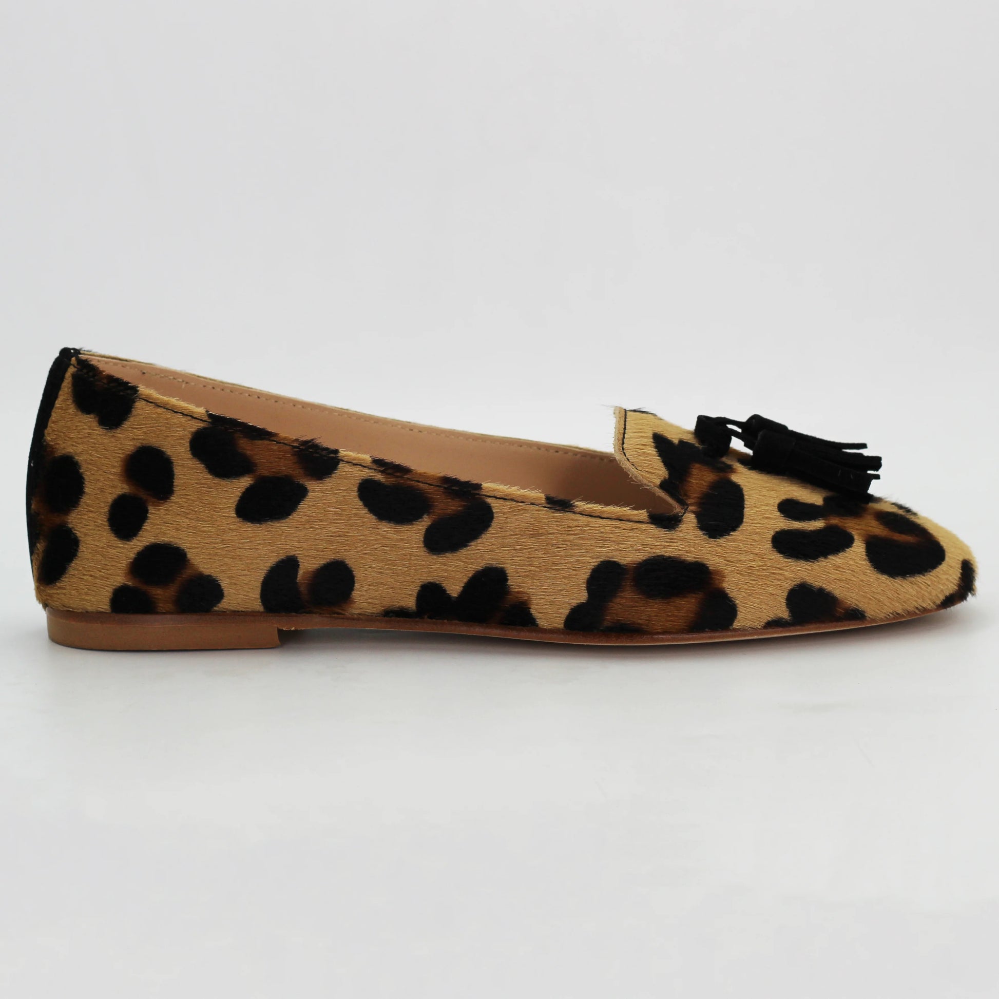 Shop women's pump in calf leather coral leopard (ESE328) or browse our range of men's Italian clothing and shoes in leather in-store at Aliverti Cape Town, or shop online. We deliver in South Africa & offer multiple payment plans as well as accept multiple safe & secure payment methods.