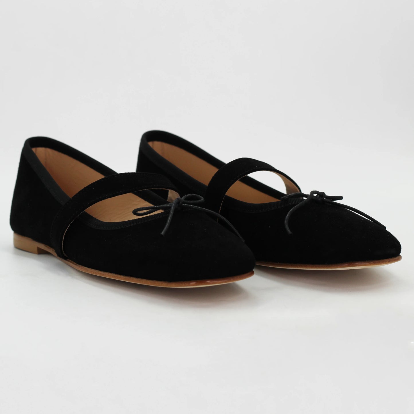 Shop Women's ballerina pump with strap in calf leather nero (ESEBA70) or browse our range of men's Italian clothing and shoes in leather in-store at Aliverti Cape Town, or shop online. We deliver in South Africa & offer multiple payment plans as well as accept multiple safe & secure payment methods.
