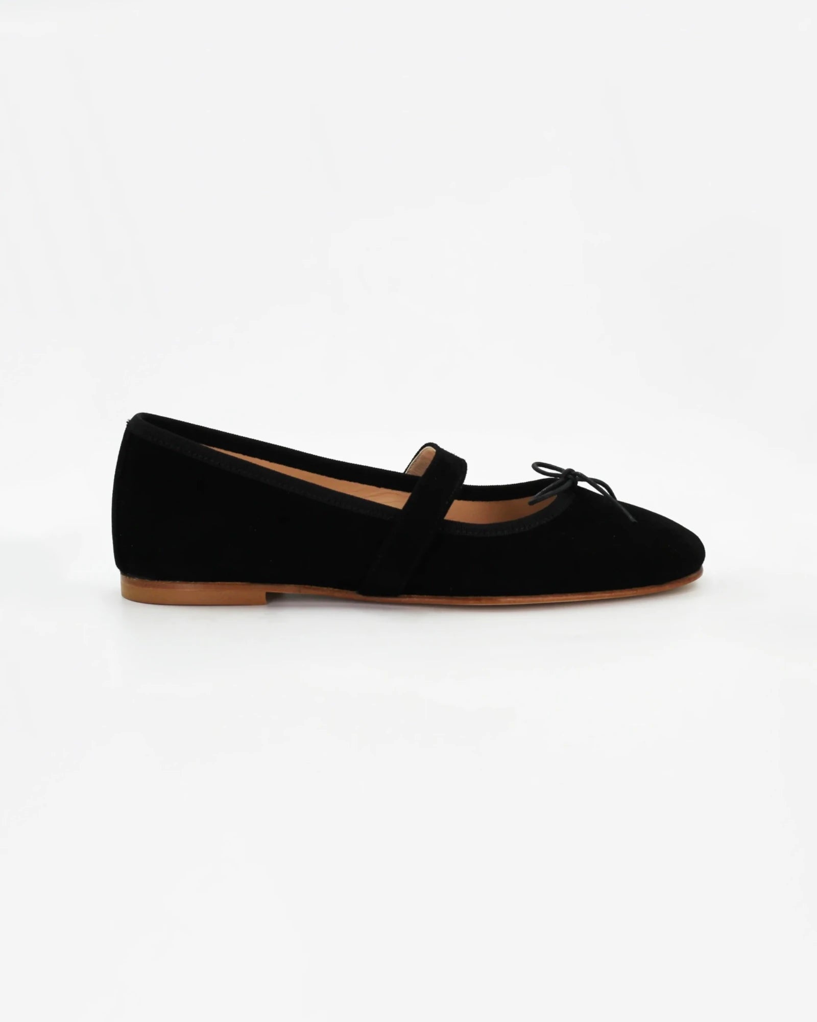 Shop Women's ballerina pump with strap in calf leather nero (ESEBA70) or browse our range of men's Italian clothing and shoes in leather in-store at Aliverti Cape Town, or shop online. We deliver in South Africa & offer multiple payment plans as well as accept multiple safe & secure payment methods.
