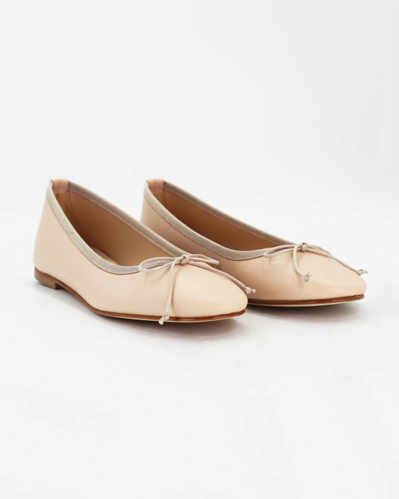 Shop women's ballerina pump in calf leather nude (ESE429)  or browse our range of men's Italian clothing and shoes in leather in-store at Aliverti Cape Town, or shop online. We deliver in South Africa & offer multiple payment plans as well as accept multiple safe & secure payment methods.
