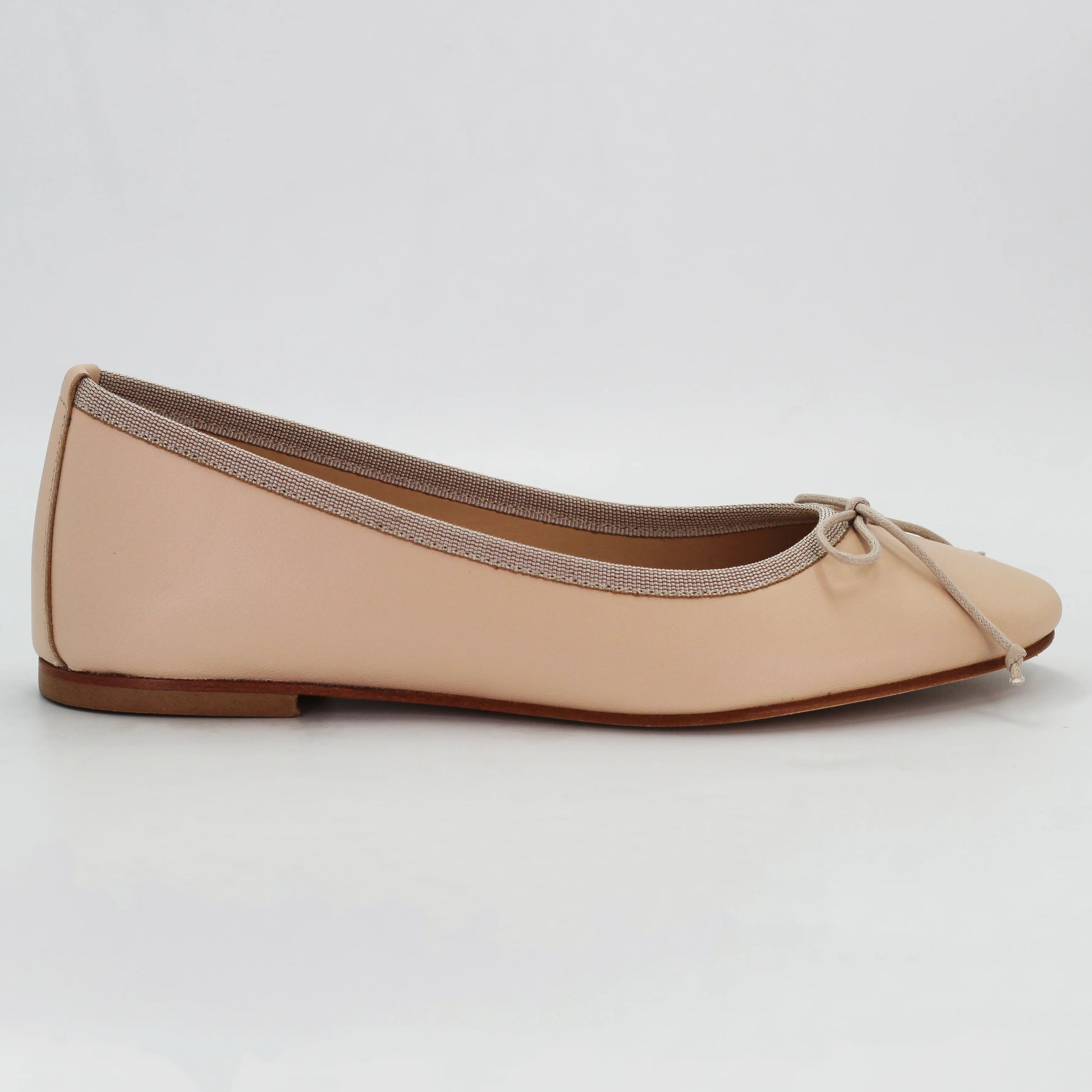 Shop women's ballerina pump in calf leather nude (ESE429)  or browse our range of men's Italian clothing and shoes in leather in-store at Aliverti Cape Town, or shop online. We deliver in South Africa & offer multiple payment plans as well as accept multiple safe & secure payment methods.