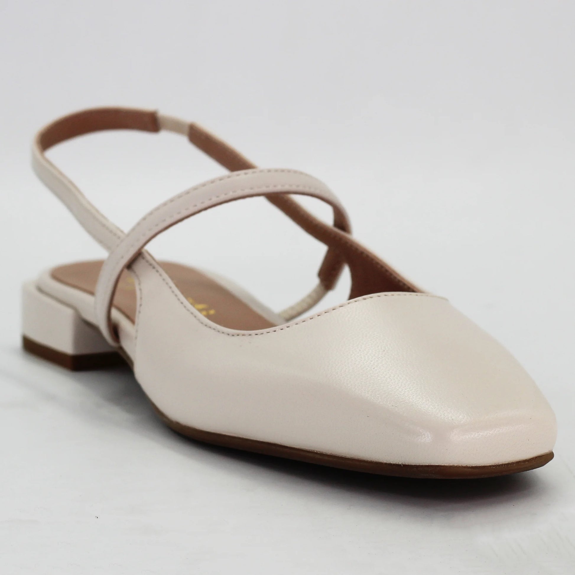 Shop women's slingback sandal in calf leather burro off-white (Daria 63) or browse our range of men's Italian clothing and shoes in leather in-store at Aliverti Cape Town, or shop online. We deliver in South Africa & offer multiple payment plans as well as accept multiple safe & secure payment methods.