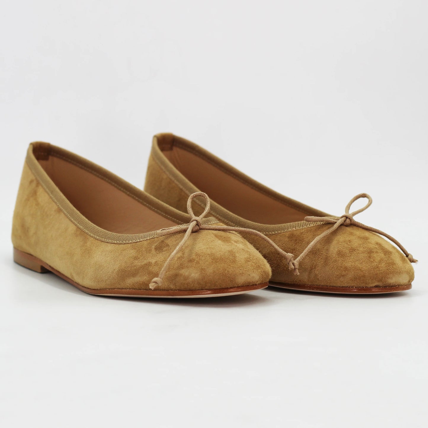 Shop women's ballerina pump in calf leather suede caramel (ESE429) or browse our range of men's Italian clothing and shoes in leather in-store at Aliverti Cape Town, or shop online. We deliver in South Africa & offer multiple payment plans as well as accept multiple safe & secure payment methods.