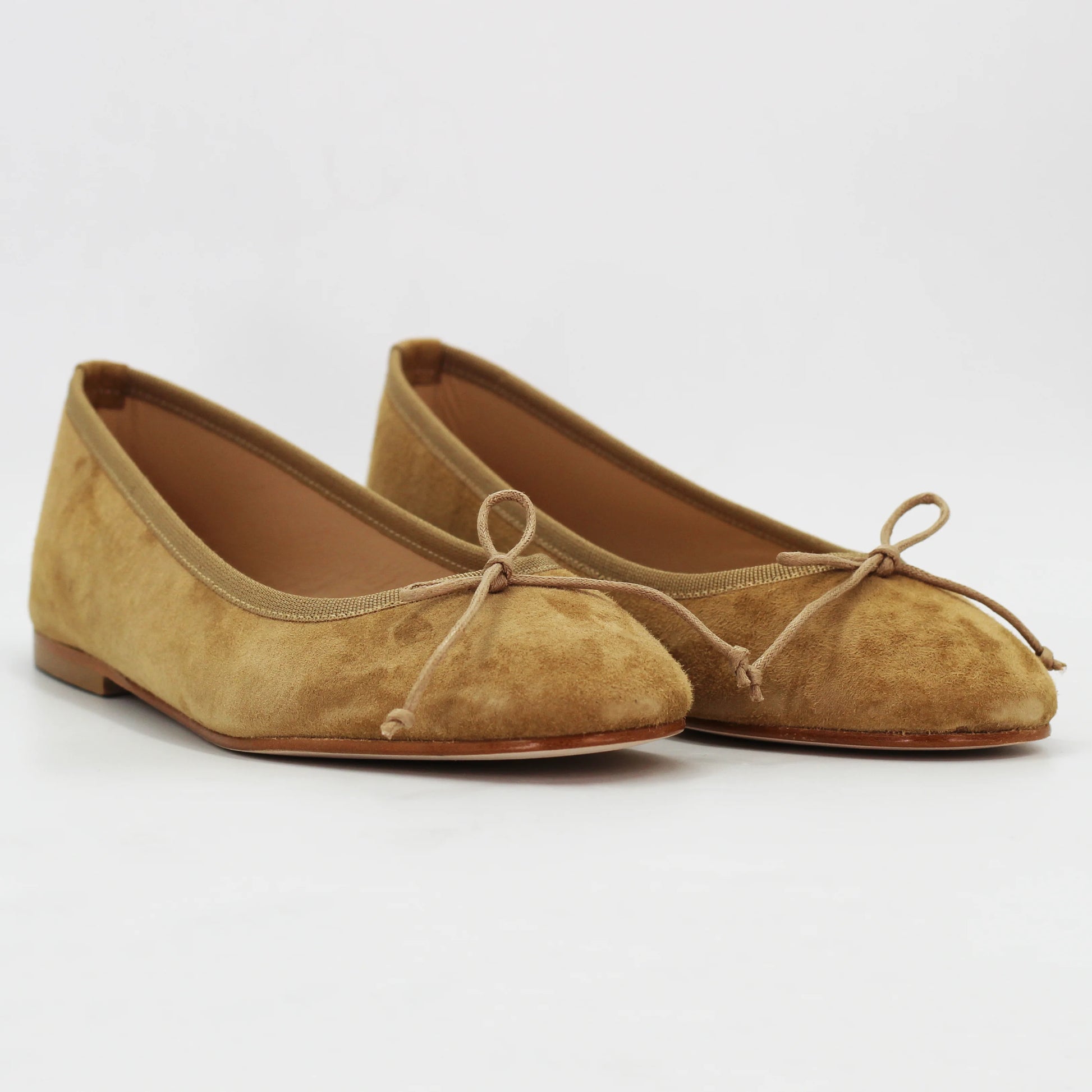 Shop women's ballerina pump in calf leather suede caramel (ESE429) or browse our range of men's Italian clothing and shoes in leather in-store at Aliverti Cape Town, or shop online. We deliver in South Africa & offer multiple payment plans as well as accept multiple safe & secure payment methods.